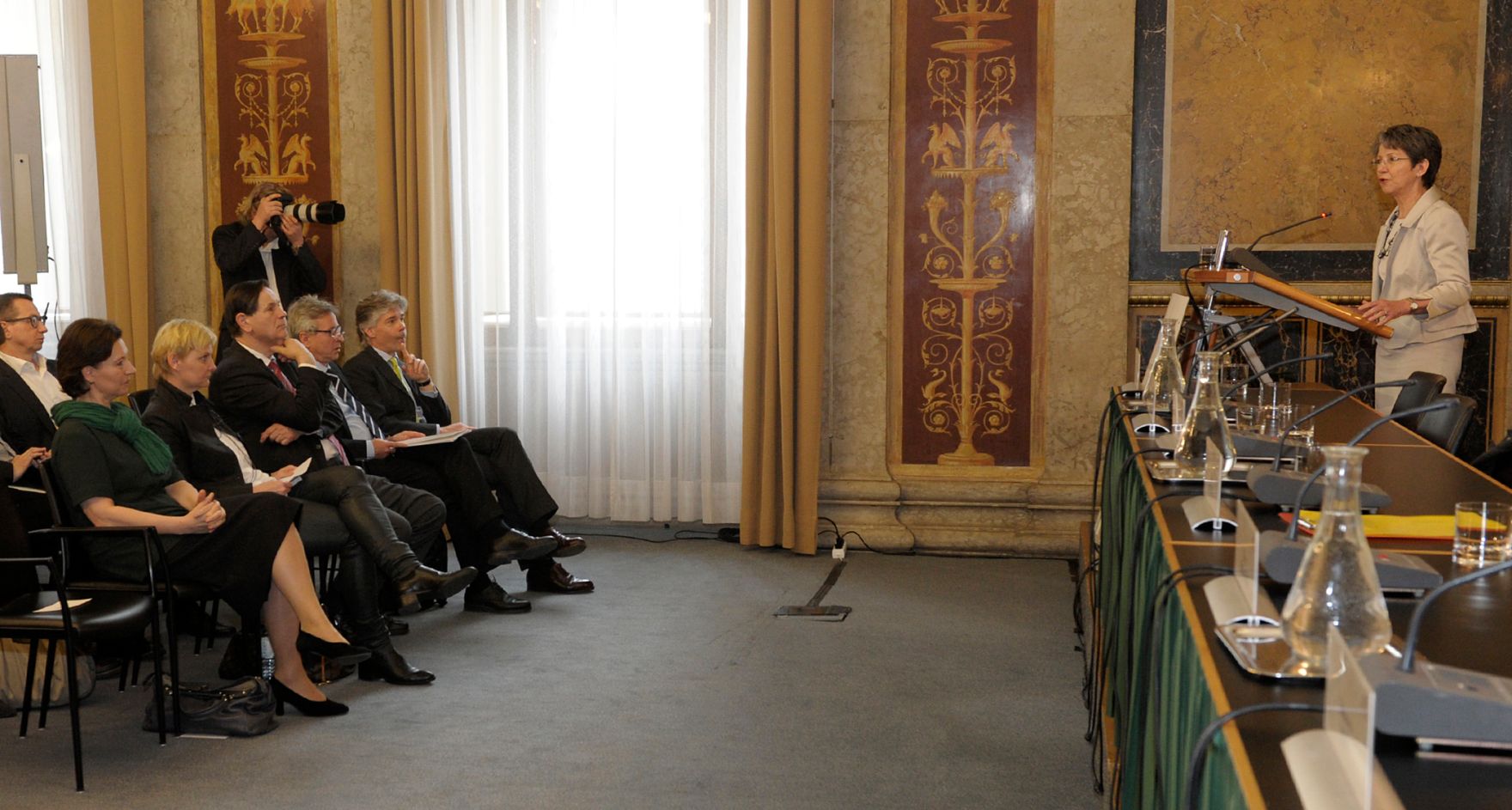 Am 19. April 2013 hielt Frauenministerin Gabriele Heinisch-Hosek (im Bild) eine Gru&szlig;adresse bei der Pr&auml;sentation des &bdquo;Gesellschaftsklimab&uuml;ndnisses f&uuml;r &Ouml;sterreich&ldquo; im Parlament.
