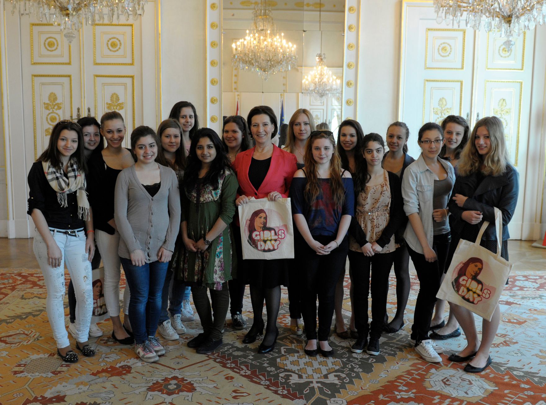 Im Bild Frauenministerin Gabriele Heinisch-Hosek bei der Begr&uuml;&szlig;ung zum "Girls' Day" im Bundeskanzleramt am 25. April 2013.