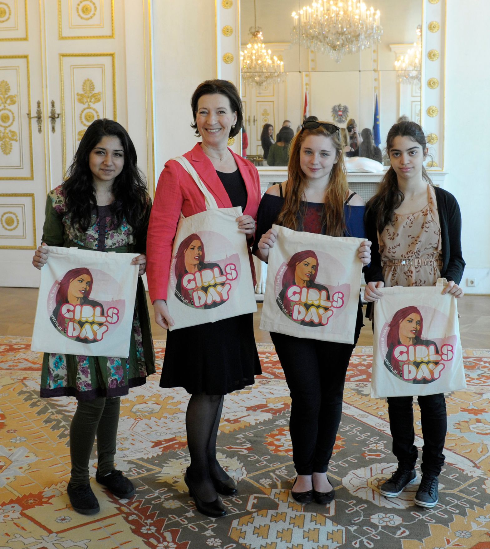 Im Bild Frauenministerin Gabriele Heinisch-Hosek bei der Begr&uuml;&szlig;ung zum "Girls' Day" im Bundeskanzleramt am 25. April 2013.