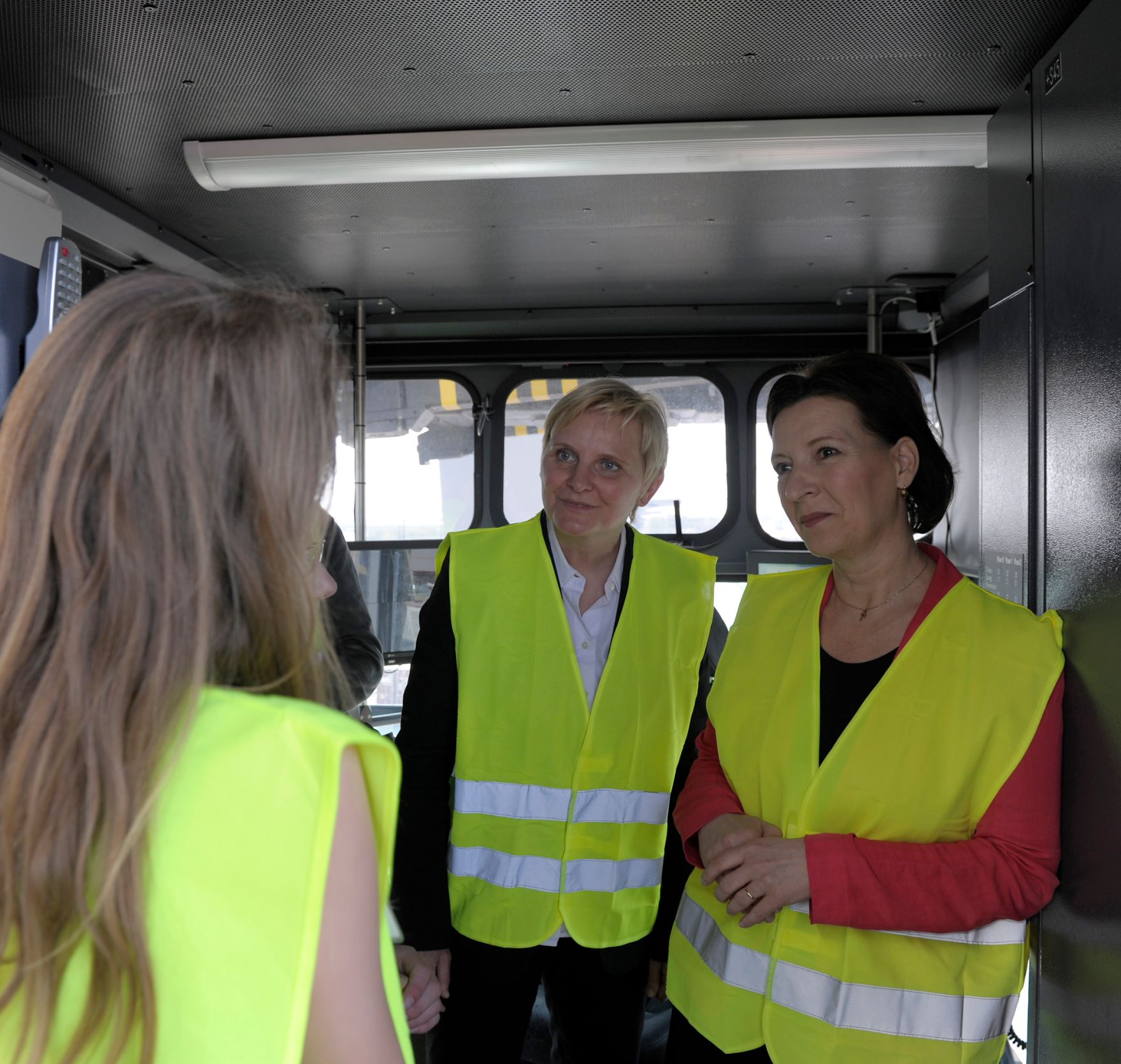 Am 25. April 2013 besuchte Frauenministerin Gabriele Heinisch-Hosek (r.) im Rahmen des &bdquo;Girls&rsquo; Day 2013&ldquo; die WienCont Container Terminal Gesellschaft. Im Bild mit Frauenstadtr&auml;tin Sandra Frauenberger (m.).