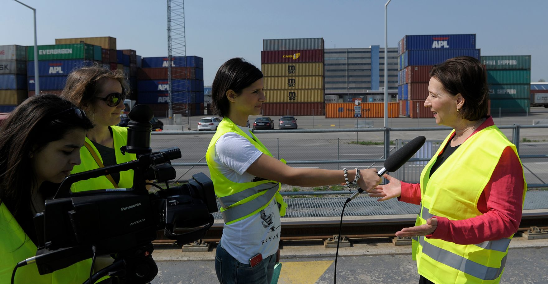 Am 25. April 2013 besuchte Frauenministerin Gabriele Heinisch-Hosek (im Bild) im Rahmen des &bdquo;Girls&rsquo; Day 2013&ldquo; die WienCont Container Terminal Gesellschaft.