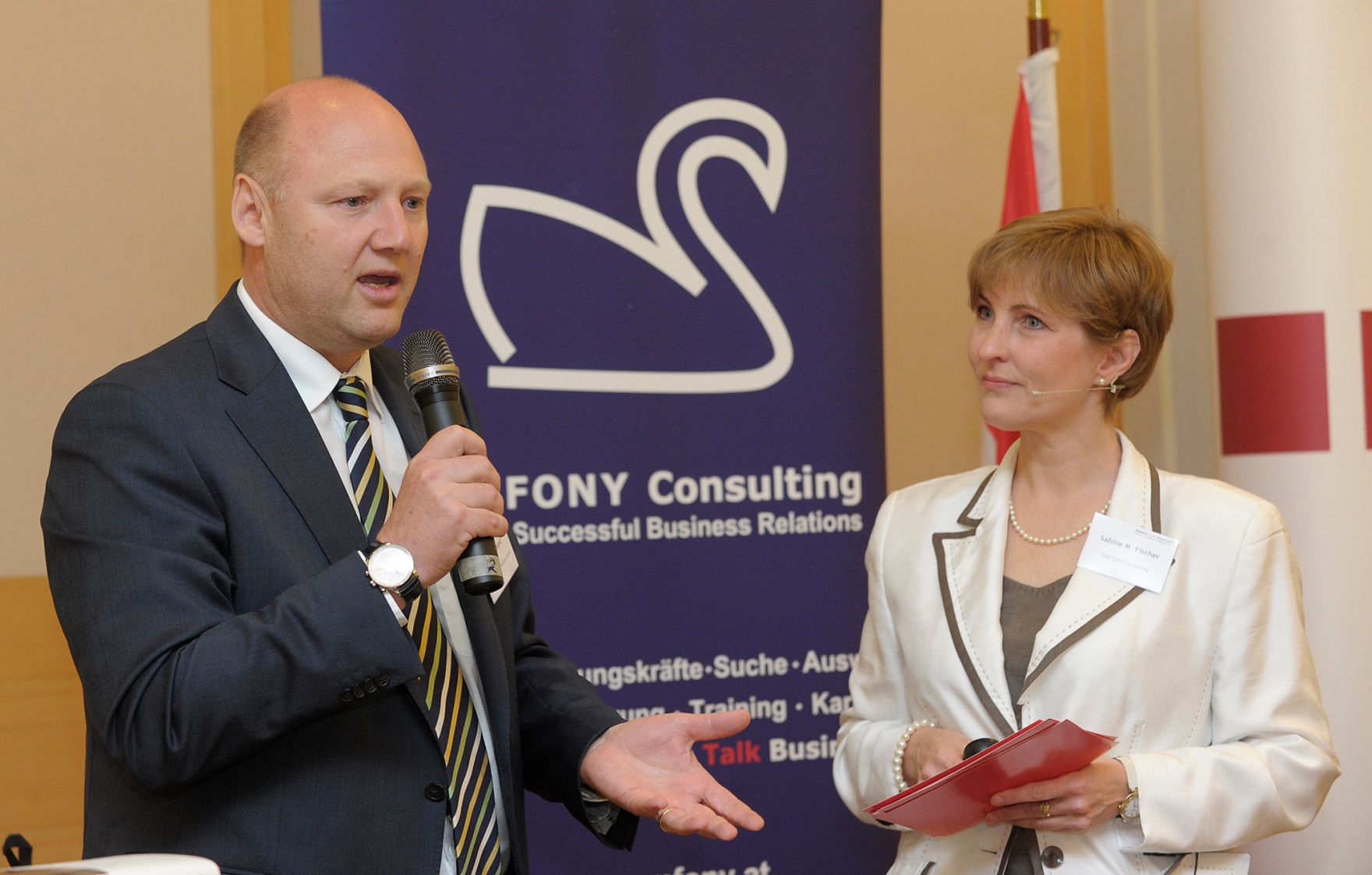 Am 6. Mai 2013 lud Frauenministerin Gabriele Heinisch-Hosek zum &bdquo;Women Talk Business Symposium 2013 &ndash; Erfolgsfaktor Frau: Quote &amp; Co im Wirksamkeits-Test&ldquo;. Im Bild Achim Kaspar, Gesch&auml;ftsf&uuml;hrer der Cisco System Austria GmbH bei seinem Impulsreferat zum Thema &bdquo;Betriebswirtschaftlicher Nutzen von Frauenf&ouml;rderungen&ldquo; mit der Moderatorin Sabine M. Fischer (r.).