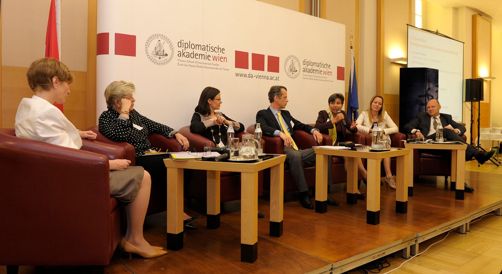 Im Bild die Teilnehmer der Podiumsdiskussion zum Thema &bdquo;Betriebswirtschaftlicher Nutzen von Frauenf&ouml;rderungen&ldquo; (v.l.n.r.): Sabine M. Fischer (Moderation), Monika Schulz-Strelow (FidAR e.V. Pr&auml;sidentin), Esther Mitterstieler (Chefredakteurin Witschaftsblatt), Gerhard Barcus (Market head &Ouml;sterreich Spanien goodbrand), Helga Posch-Lindpaintner (Human Ressources Shell Austria), Petra Burger (Health &amp; Nutrition Communication Manager Coca Cola Alpine Regio) und Achim Kaspar (Gesch&auml;ftsf&uuml;hrer CISCO Systems Austria GmbH.