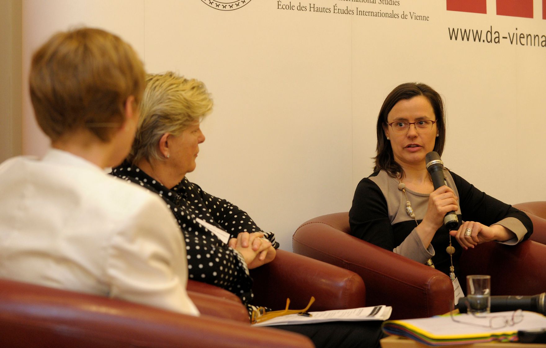 Im Bild Teilnehmer der Podiumsdiskussion zum Thema &bdquo;Betriebswirtschaftlicher Nutzen von Frauenf&ouml;rderungen&ldquo; (v.l.n.r.): Sabine M. Fischer (Moderation), Monika Schulz-Strelow (FidAR e.V. Pr&auml;sidentin) und Esther Mitterstieler (Chefredakteurin Witschaftsblatt).
