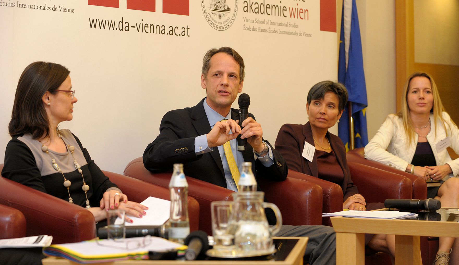 Im Bild Teilnehmer der Podiumsdiskussion zum Thema &bdquo;Betriebswirtschaftlicher Nutzen von Frauenf&ouml;rderungen&ldquo; (v.l.n.r.): Esther Mitterstieler (Chefredakteurin Wirtschaftsblatt), Gerhard Barcus (Market head &Ouml;sterreich Spanien goodbrand), Helga Posch-Lindpaintner (Human Ressources Shell Austria) und Petra Burger (Health &amp; Nutrition Communication Manager Coca Cola Alpine Regio).