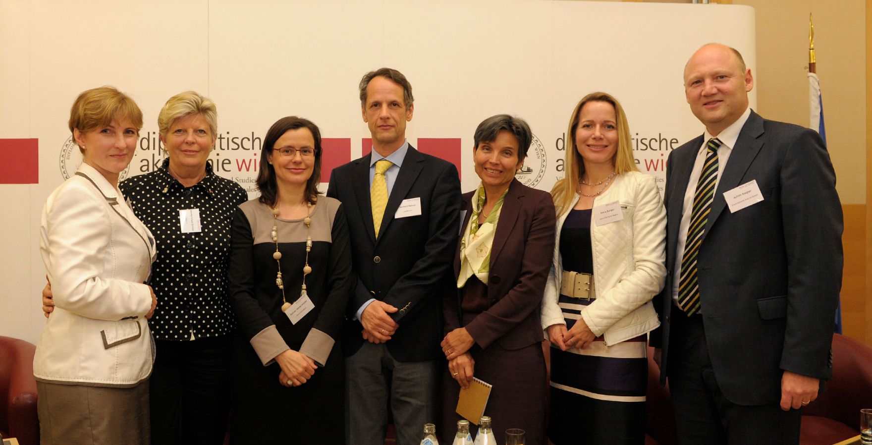 Im Bild die Teilnehmer der Podiumsdiskussion zum Thema &bdquo;Betriebswirtschaftlicher Nutzen von Frauenf&ouml;rderungen&ldquo; (v.l.n.r.): Sabine M. Fischer (Moderation), Monika Schulz-Strelow, (FidAR e.V. Pr&auml;sidentin), Esther Mitterstieler, (Chefredakteurin Witschaftsblatt), Gerhard Barcus (Market head &Ouml;sterreich Spanien goodbrand), Helga Posch-Lindpaintner (Human Ressources Shell Austria), Petra Burger (Health &amp; Nutrition Communication Manager Coca Cola Alpine Regio) und Achim Kaspar (Gesch&auml;ftsf&uuml;hrer CISCO Systems Austria GmbH. 