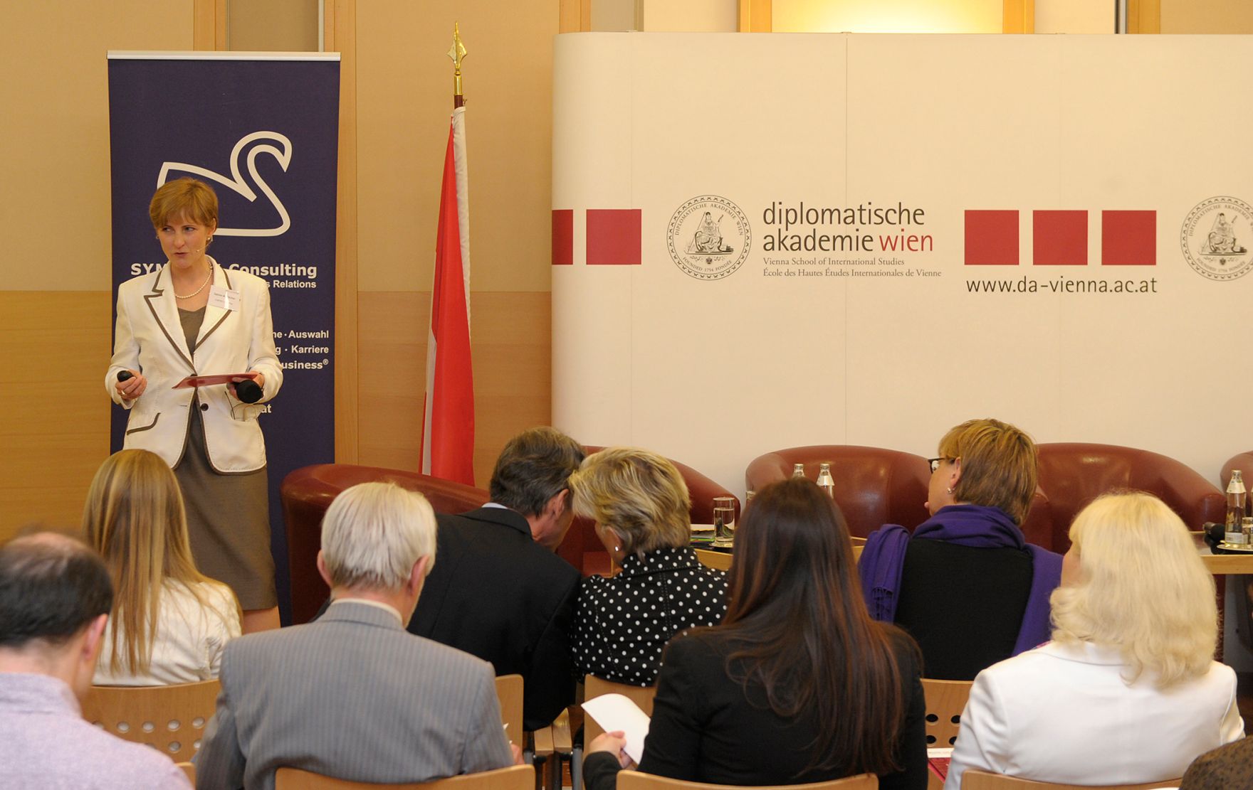 Am 6. Mai 2013 lud Frauenministerin Gabriele Heinisch-Hosek zum &bdquo;Women Talk Business Symposium 2013". Im Bild die Moderatorin Sabine M. Fischer.