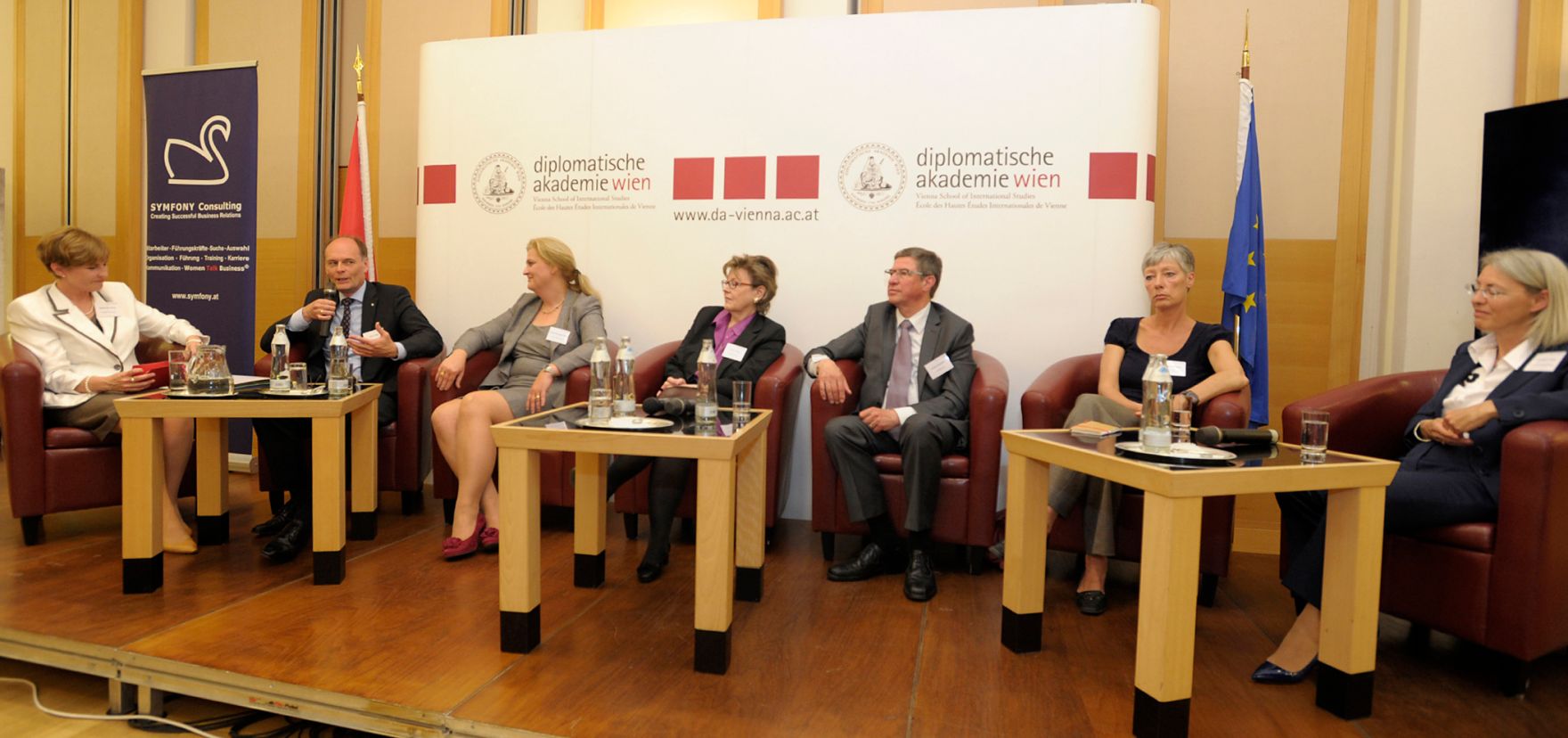 Im Bild die Teilnehmer der Podiumsdiskussion zum Thema &bdquo;Mismatching von karriereorientierten Frauen und Unternehmen?!&ldquo; (v.l.n.r.): Sabine M. Fischer (Moderation), Alois Virag (Senior Vice President for Refining and Petrochemicals OMV AG), Andrea Reisinger-K&ouml;nig (Leitung Konzern Human Resources Styria Media Group), Andrea Pollak (Unternehmensberaterin, Aufsichtsr&auml;tin Advisory Services), Hubert St&uuml;ckler (CEO Cardiolynx AG), Cathrin Kahlweit (Korrespondentin der S&uuml;ddeutschen Zeitung) und Cornelia Hulla (GEA Group AG).