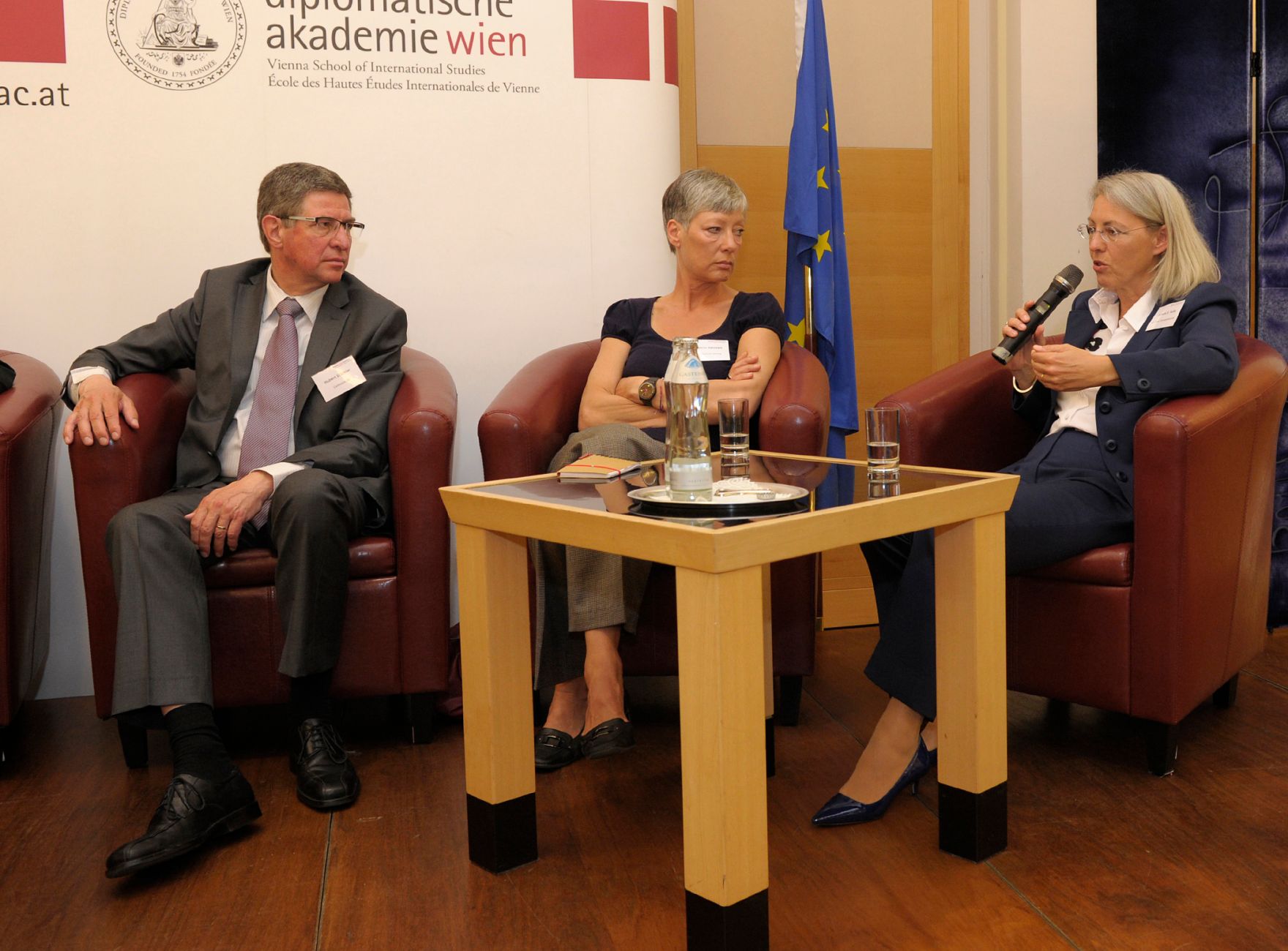 Im Bild Teilnehmer der Podiumsdiskussion zum Thema &bdquo;Mismatching von karriereorientierten Frauen und Unternehmen?!&ldquo; (v.l.n.r.): Hubert St&uuml;ckler (CEO Cardiolynx AG), Cathrin Kahlweit (Korrespondentin der S&uuml;ddeutschen Zeitung) und Cornelia Hulla (GEA Group AG).