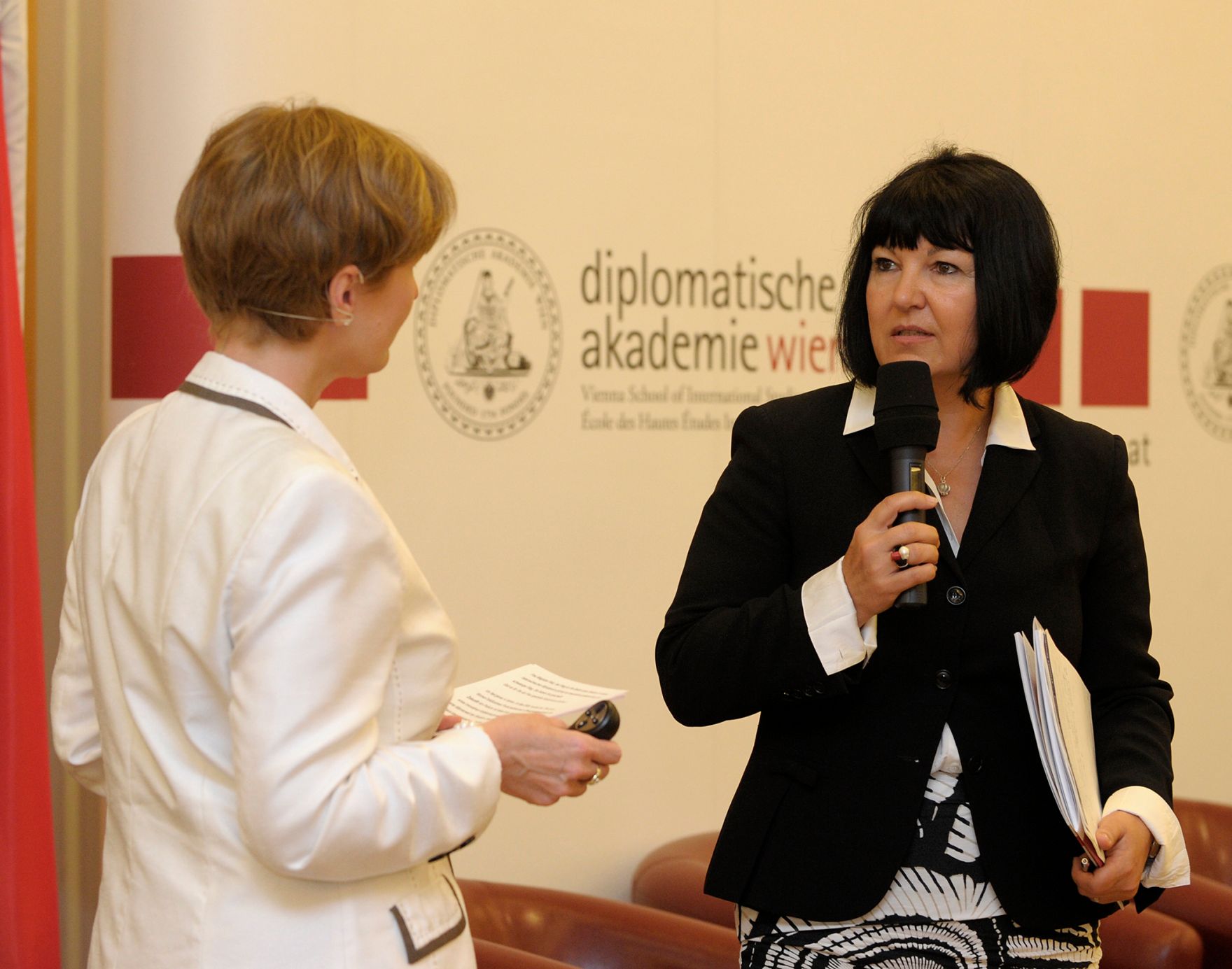 Am 6. Mai 2013 lud Frauenministerin Gabriele Heinisch-Hosek zum &bdquo;Women Talk Business Symposium 2013". Im Bild Angelika Flatz (r.), Sektionschefin im Bundeskanzleramt mit der Moderatorin Sabine M. Fischer (l.).