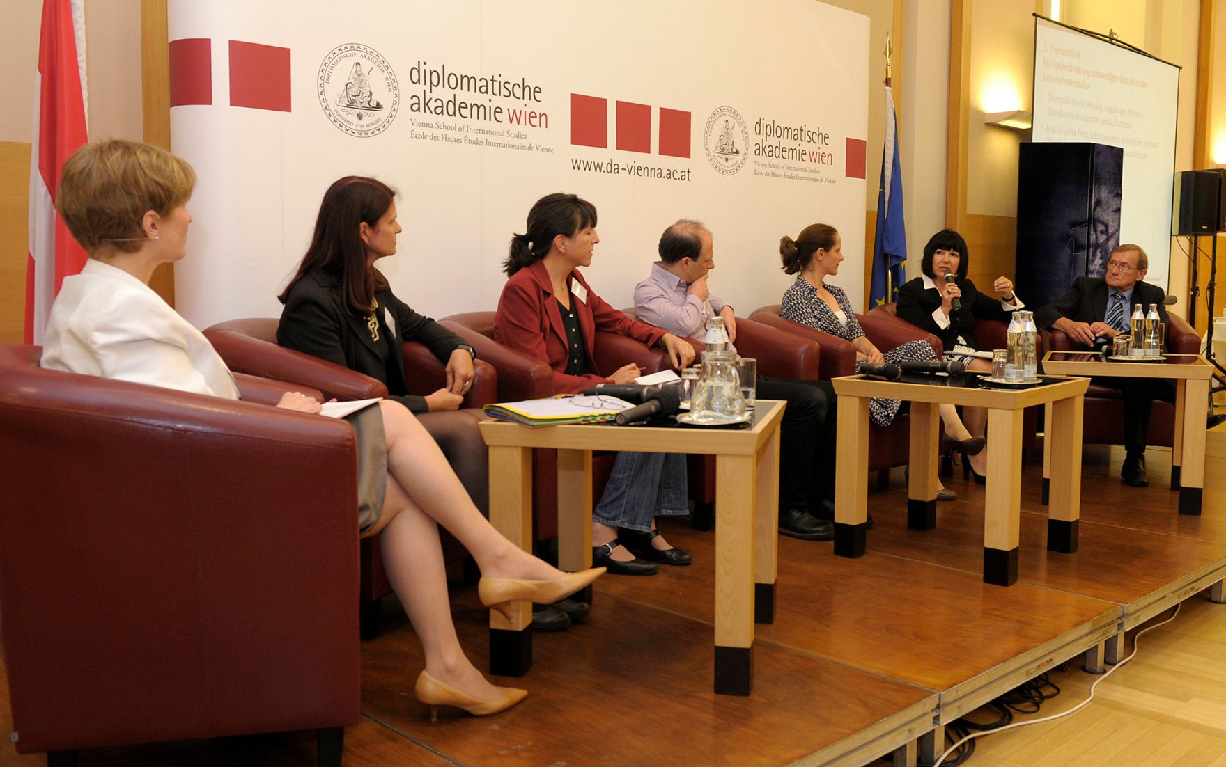 Im Bild die Teilnehmer der Podiumsdiskussion zum Thema &bdquo;F&uuml;r Frauenf&ouml;rderung notwendiger Wandel in der Unternehmenskultur&ldquo; (v.l.n.r.): Sabine M. Fischer (Moderation), Christina Thomar (Christina Thomar Consulting eU), Petra Salmutter (SAP &Ouml;sterreich), Paul Ullmann (Austria Wirtschaftservices), Jutta Hackstock-Sabitzer (Marketing Leitung Saubermacher Dienstleistungs AG), Angelika Flatz (Sektionschefin BKA) und Leopold Miedl (RHI AG).