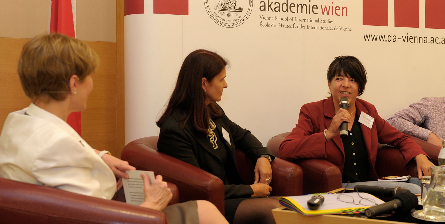 Im Bild Teilnehmer der Podiumsdiskussion zum Thema &bdquo;F&uuml;r Frauenf&ouml;rderung notwendiger Wandel in der Unternehmenskultur&ldquo; (v.l.n.r.): Sabine M. Fischer (Moderation), Christina Thomar (Christina Thomar Consulting eU) und Petra Salmutter (SAP &Ouml;sterreich).