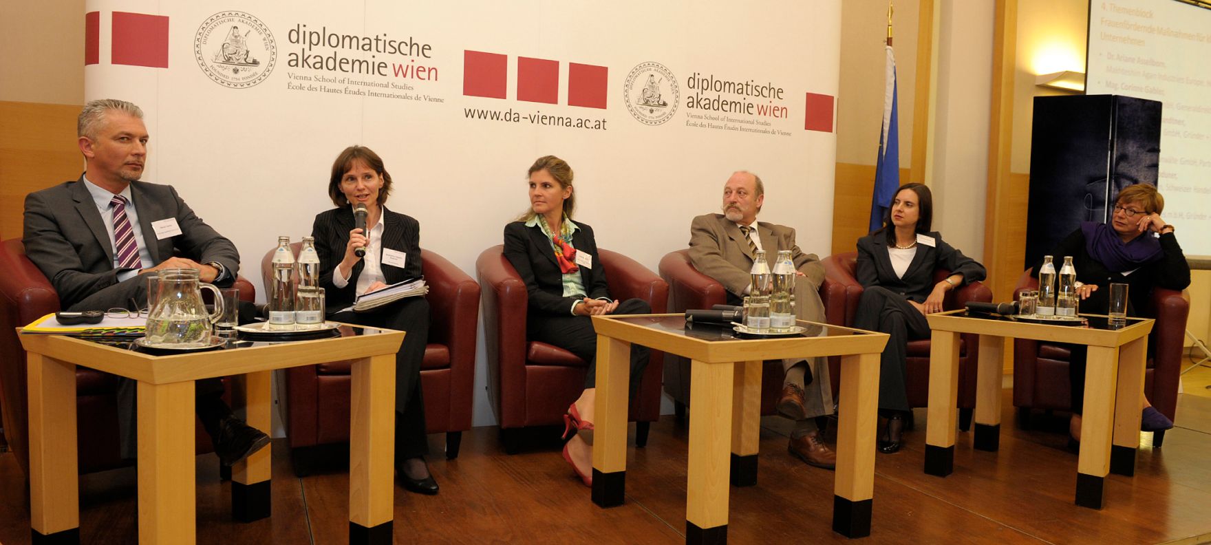 Im Bild die Teilnehmer der Podiumsdiskussion zum Thema &bdquo;Frauenf&ouml;rdernde Ma&szlig;nahmen f&uuml;r kleine und mittelgro&szlig;e Unternehmen&ldquo; (v.l.n.r.): Davor Sertic (Gr&uuml;nder und Gesch&auml;ftsf&uuml;hrer Unitcargo Speditions GmbH), Madeleine St&auml;ubli-Roduner (Wirtschaftsredakteurin Schweizer Handelszeitung), Bettina Kn&ouml;tzl (Wolf Theiss Rechtsanw&auml;lte GmbH), Johannes Gschwandtner (Gr&uuml;nder und CEO Technosert Electronic GmbH), Corinne Gabler (Generaldirektorin Nestle &Ouml;sterreich GmbH) und Ariane Asselborn (Head of Human Resources Makhteshim Agan Industries Europe).