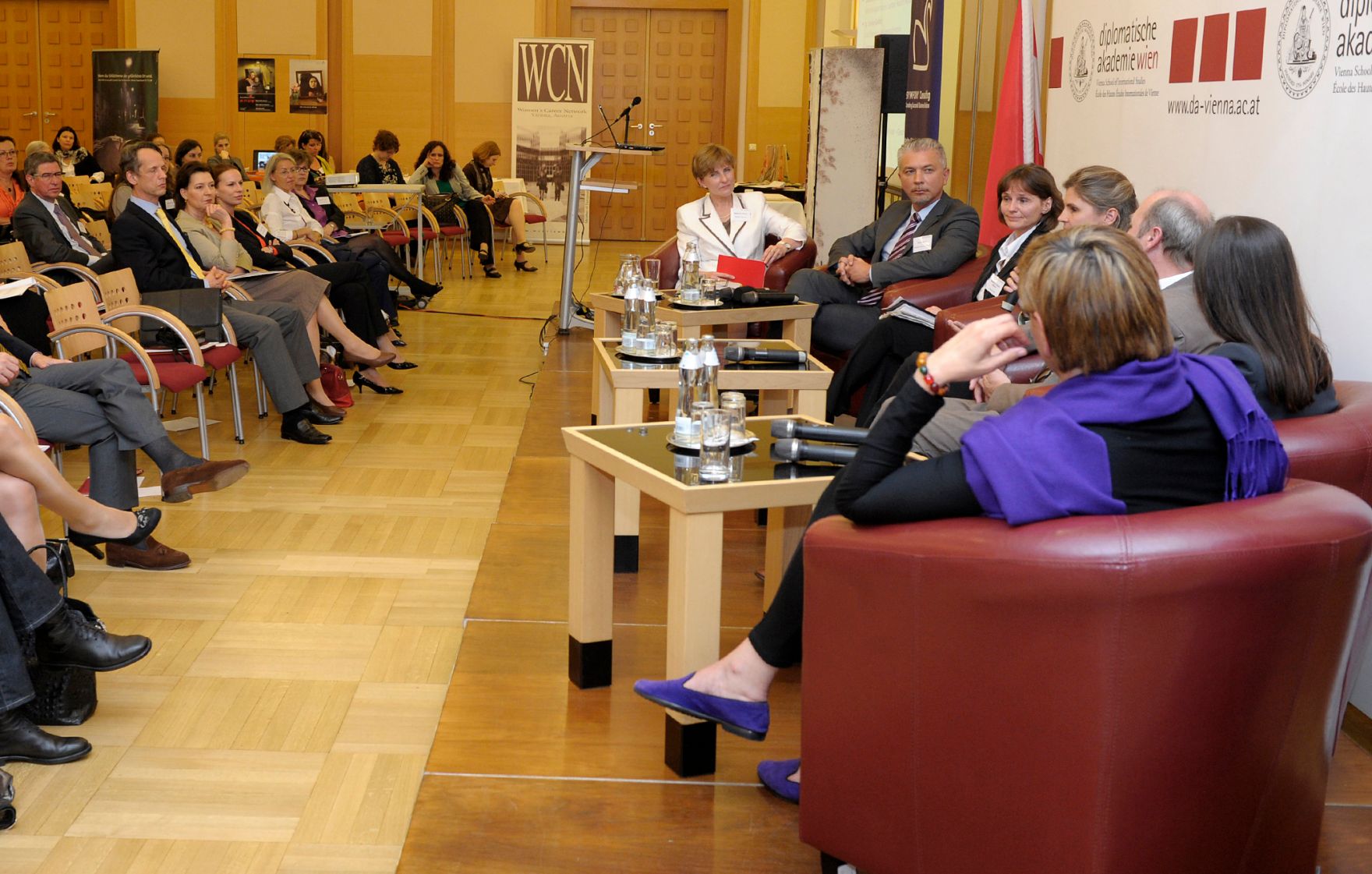 Am 6. Mai 2013 lud Frauenministerin Gabriele Heinisch-Hosek zum &bdquo;Women Talk Business Symposium 2013 &ndash; Erfolgsfaktor Frau: Quote &amp; Co im Wirksamkeits-Test&ldquo;.