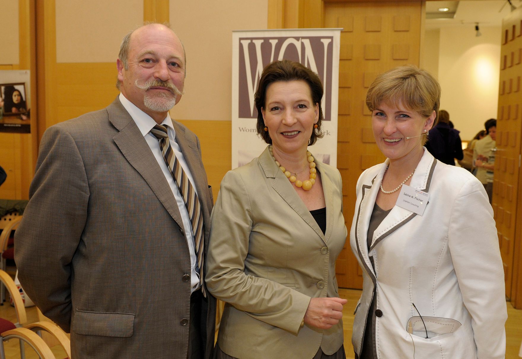 Am 6. Mai 2013 lud Frauenministerin Gabriele Heinisch-Hosek (m.) zum &bdquo;Women Talk Business Symposium 2013 &ndash; Erfolgsfaktor Frau: Quote &amp; Co im Wirksamkeits-Test&ldquo;. Im Bild mit der Moderatorin Sabine M. Fischer (r.) und Johannes Gschwandtner,Gr&uuml;nder und CEO Technosert Electronic GmbH (l.).