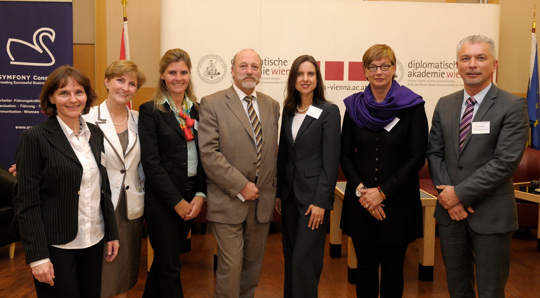 Im Bild die Teilnehmer der Podiumsdiskussion zum Thema &bdquo;Frauenf&ouml;rdernde Ma&szlig;nahmen f&uuml;r kleine und mittelgro&szlig;e Unternehmen&ldquo; (v.l.n.r.): Madeleine St&auml;ubli-Roduner (Wirtschaftsredakteurin Schweizer Handelszeitung), Sabine M. Fischer (Moderation), Bettina Kn&ouml;tzl (Wolf Theiss Rechtsanw&auml;lte GmbH), Johannes Gschwandtner (Gr&uuml;nder und CEO Technosert Electronic GmbH), Corinne Gabler (Generaldirektorin Nestle &Ouml;sterreich GmbH), Ariane Asselborn (Head of Human Resources Makhteshim Agan Industries Europe) und Davor Sertic (Gr&uuml;nder und Gesch&auml;ftsf&uuml;hrer Unitcargo Speditions GmbH).