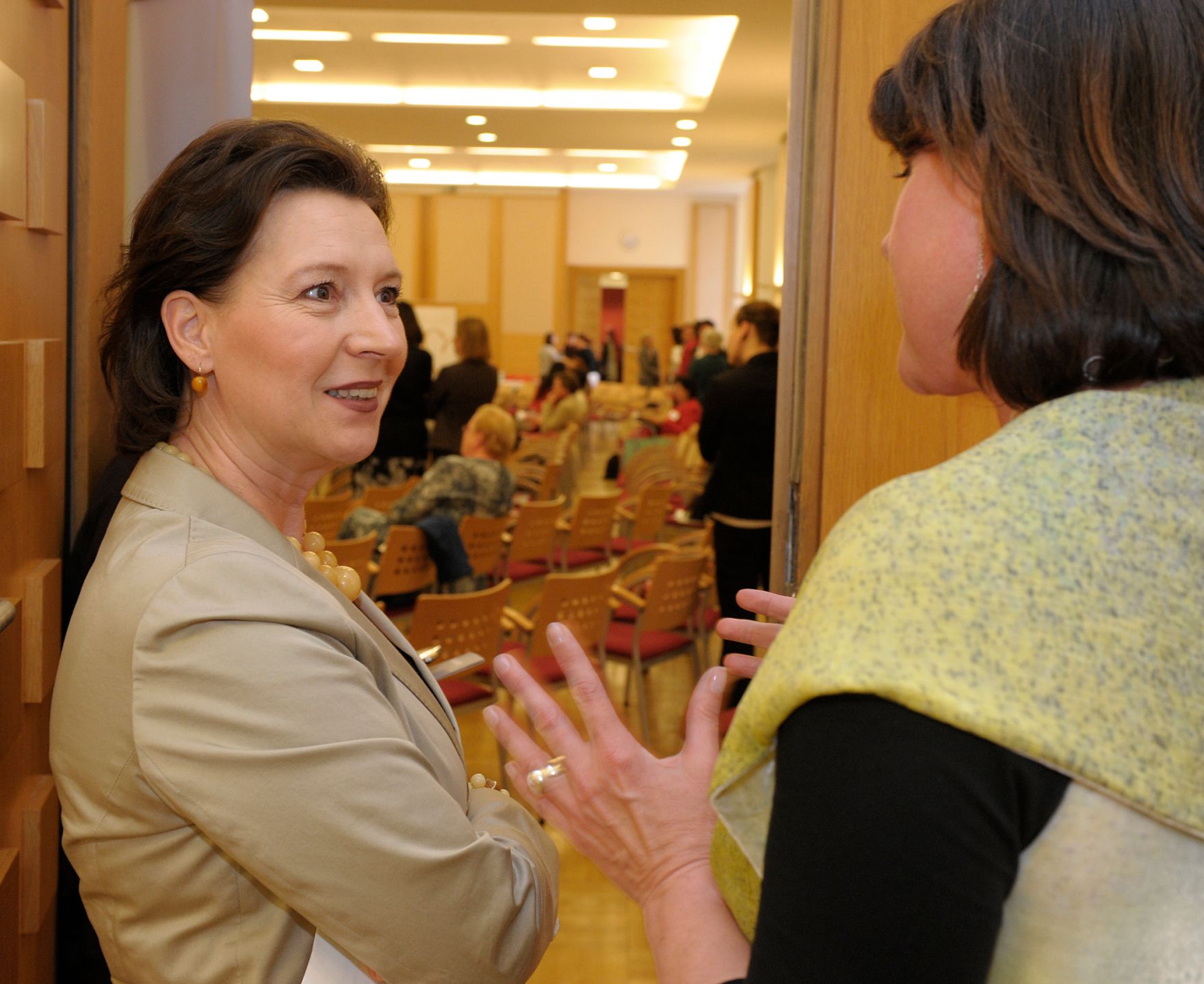 Am 6. Mai 2013 lud Frauenministerin Gabriele Heinisch-Hosek (l.) zum &bdquo;Women Talk Business Symposium 2013 &ndash; Erfolgsfaktor Frau: Quote &amp; Co im Wirksamkeits-Test&ldquo;.