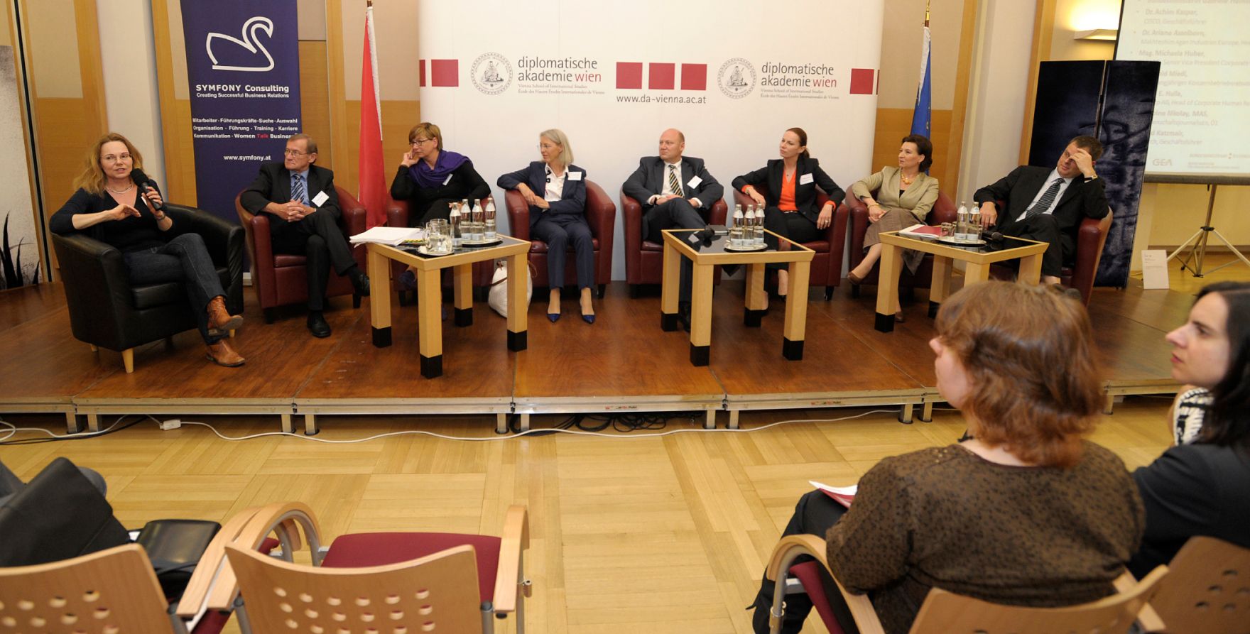 Abschliessende Podiumsdiskussion zu Lessons learned mit (v.l.n.r.) Sabine Nikolay (Wissenschaftsjournalistin MAS, ORF), Leopold Miedl (RHI AG), Ariane Asselborn (Head of Human Resources Makhteshim Agan Industries Europe), Cornelia Hulla (GEA Group AG), Achim Kaspar (Gesch&auml;ftsf&uuml;hrer CISCO System Austria GmbH), Michaela Huber (OMV AG), Frauenministerin Gabriele Heinisch-Hosek und Harald Katzmair (Gesch&auml;ftsf&uuml;hrer fas-research).