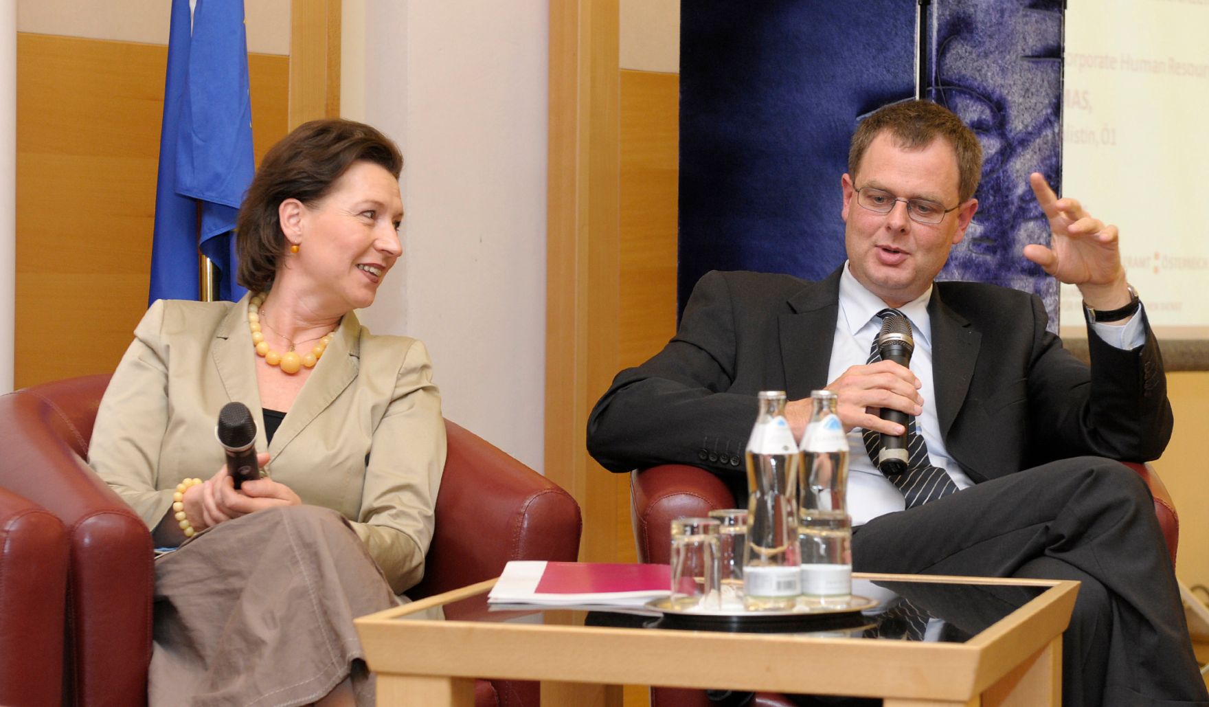 Am 6. Mai 2013 lud Frauenministerin Gabriele Heinisch-Hosek (l.) zum &bdquo;Women Talk Business Symposium 2013 &ndash; Erfolgsfaktor Frau: Quote &amp; Co im Wirksamkeits-Test&ldquo;. Im Bild mit Harald Katzmair, Gesch&auml;ftsf&uuml;hrer fas-research (r.). 