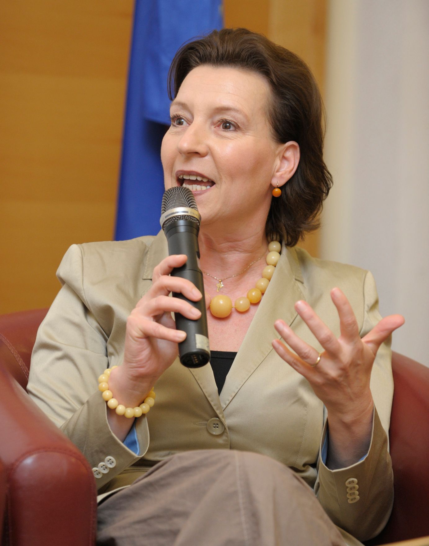 Am 6. Mai 2013 lud Frauenministerin Gabriele Heinisch-Hosek zum &bdquo;Women Talk Business Symposium 2013 &ndash; Erfolgsfaktor Frau: Quote &amp; Co im Wirksamkeits-Test&ldquo;. Im Bild bei dem Abschlussstatement.