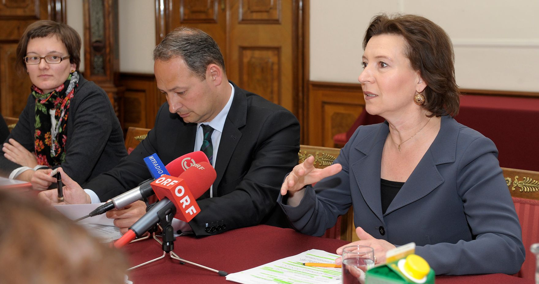 Am 7. Mai 2013 lud Frauenministerin Gabriele Heinisch-Hosek (r.) zum Hintergrundsgespr&auml;ch zum Thema Familienf&ouml;rderungen. Im Bild mit Staatssekret&auml;r Andreas Schieder.