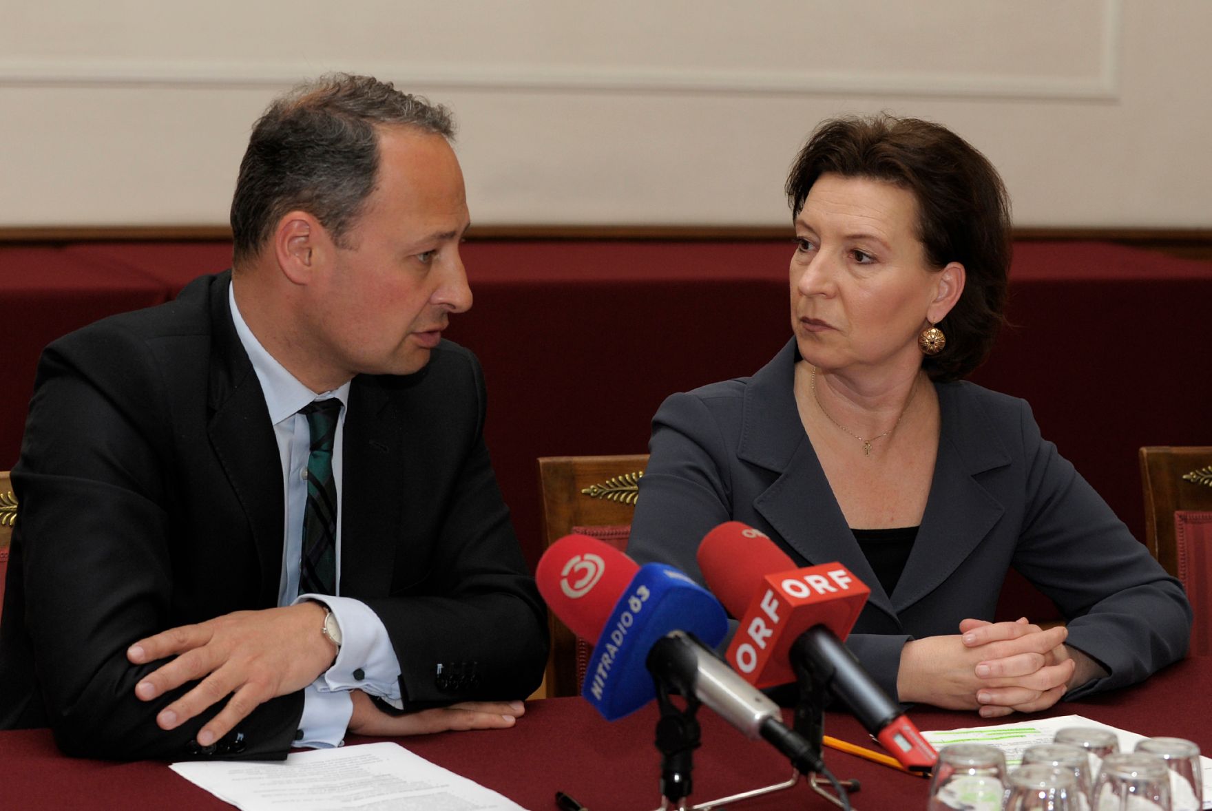 Am 7. Mai 2013 lud Frauenministerin Gabriele Heinisch-Hosek (r.) zum Hintergrundsgespr&auml;ch zum Thema Familienf&ouml;rderungen. Im Bild mit Staatssekret&auml;r Andreas Schieder (l.).