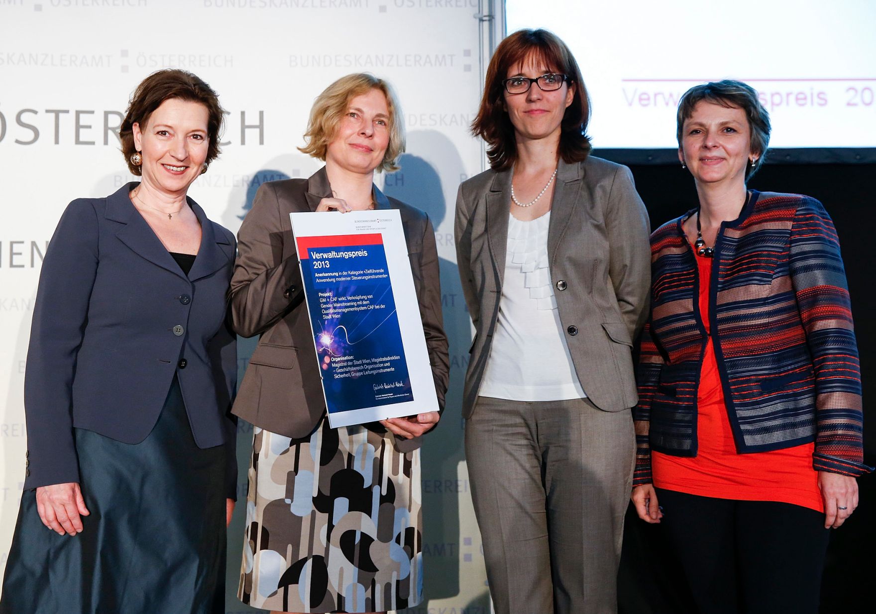Am 7. Mai 2013 &uuml;berreichte Beamtenministerin Gabriele Heinisch-Hosek den Verwaltungspreis 2013 in der Akademie der Wissenschaften.