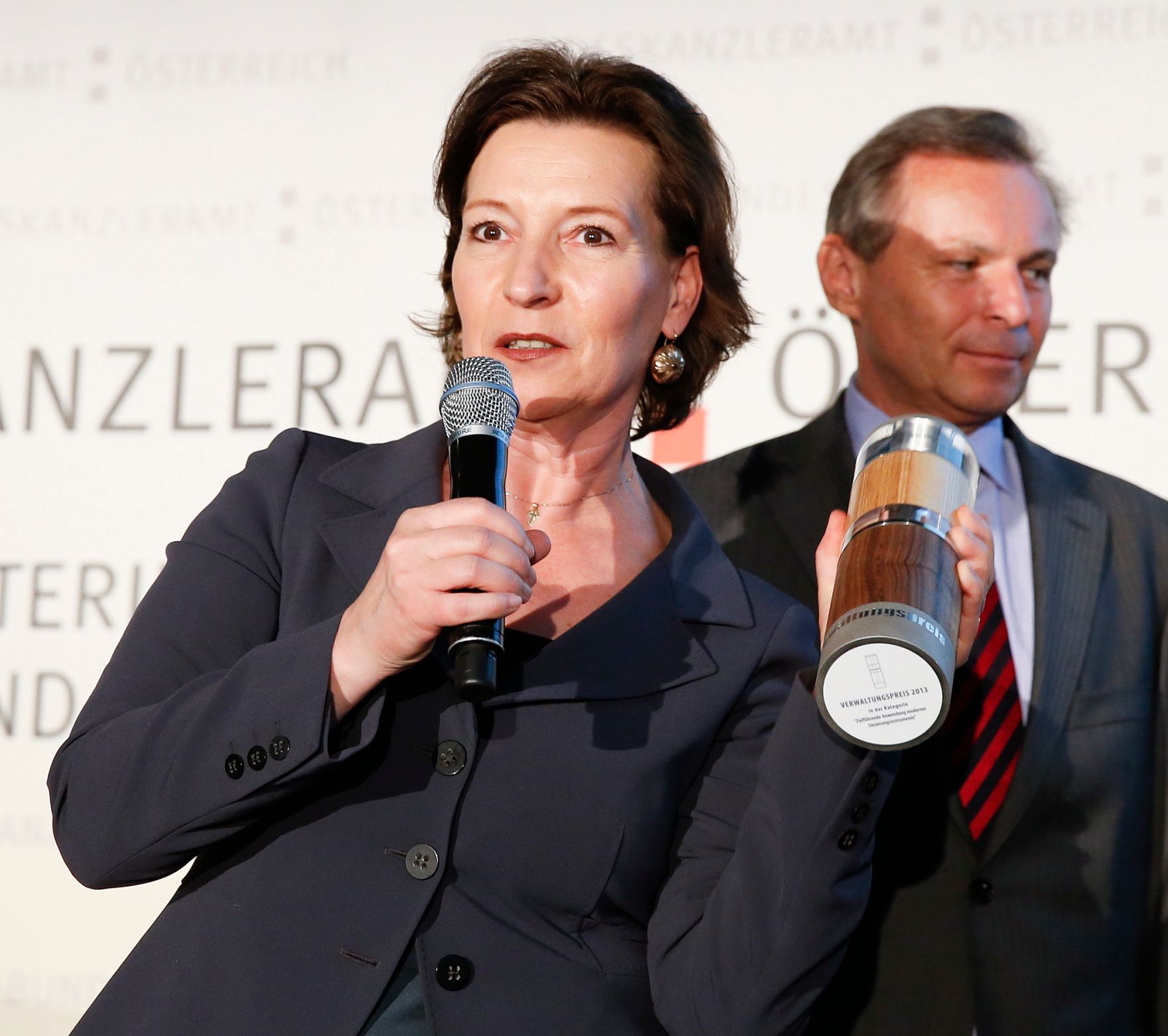 Am 7. Mai 2013 &uuml;berreichte Beamtenministerin Gabriele Heinisch-Hosek den Verwaltungspreis 2013 in der Akademie der Wissenschaften.