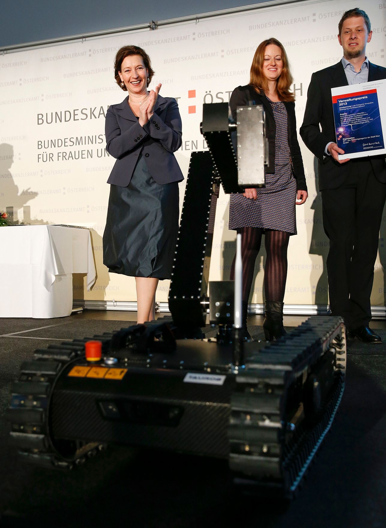 Am 7. Mai 2013 &uuml;berreichte Beamtenministerin Gabriele Heinisch-Hosek den Verwaltungspreis 2013 in der Akademie der Wissenschaften.