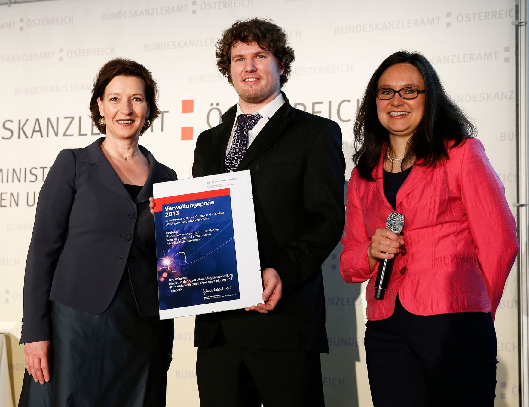 Am 7. Mai 2013 &uuml;berreichte Beamtenministerin Gabriele Heinisch-Hosek den Verwaltungspreis 2013 in der Akademie der Wissenschaften.