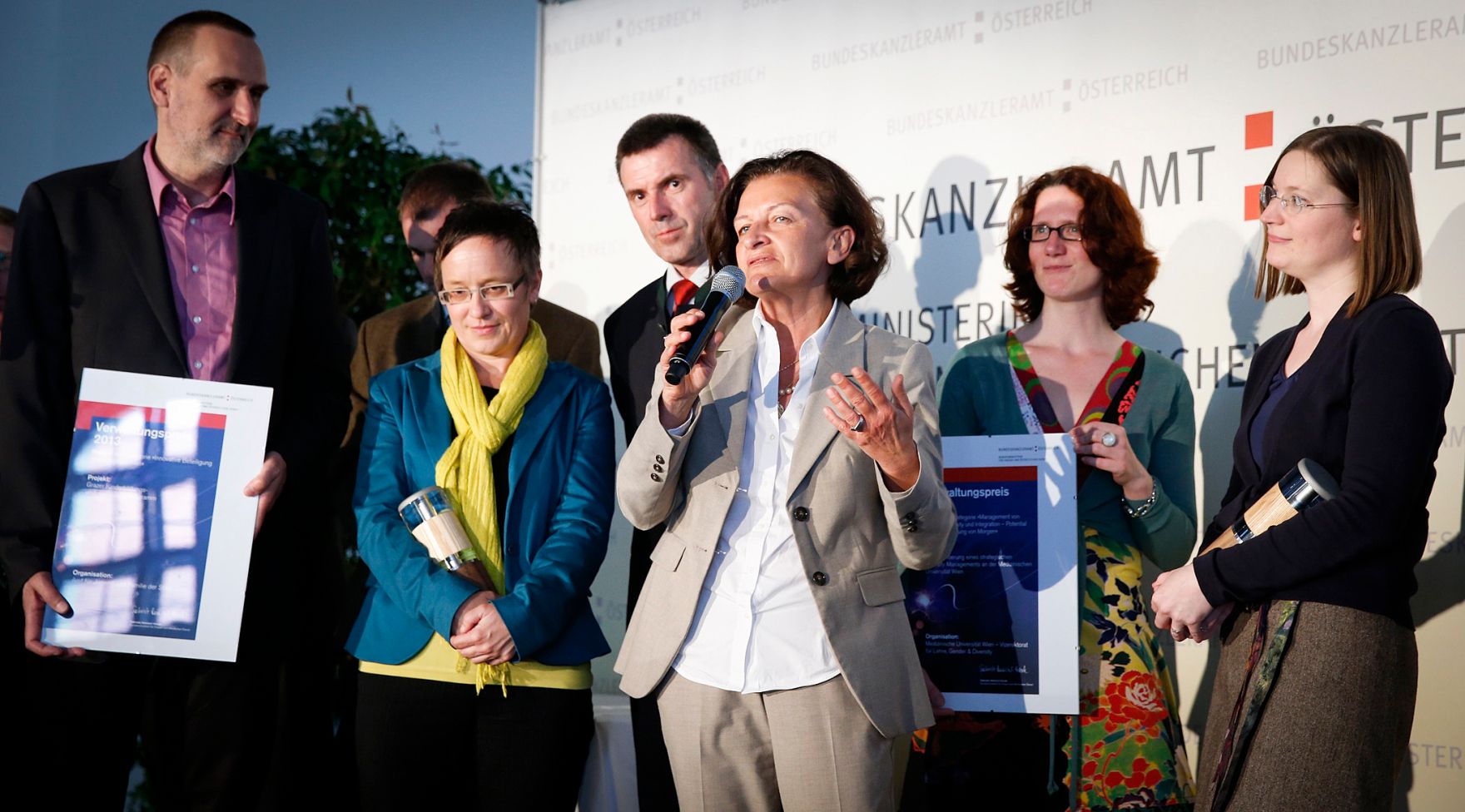 Am 7. Mai 2013 &uuml;berreichte Beamtenministerin Gabriele Heinisch-Hosek den Verwaltungspreis 2013 in der Akademie der Wissenschaften.
