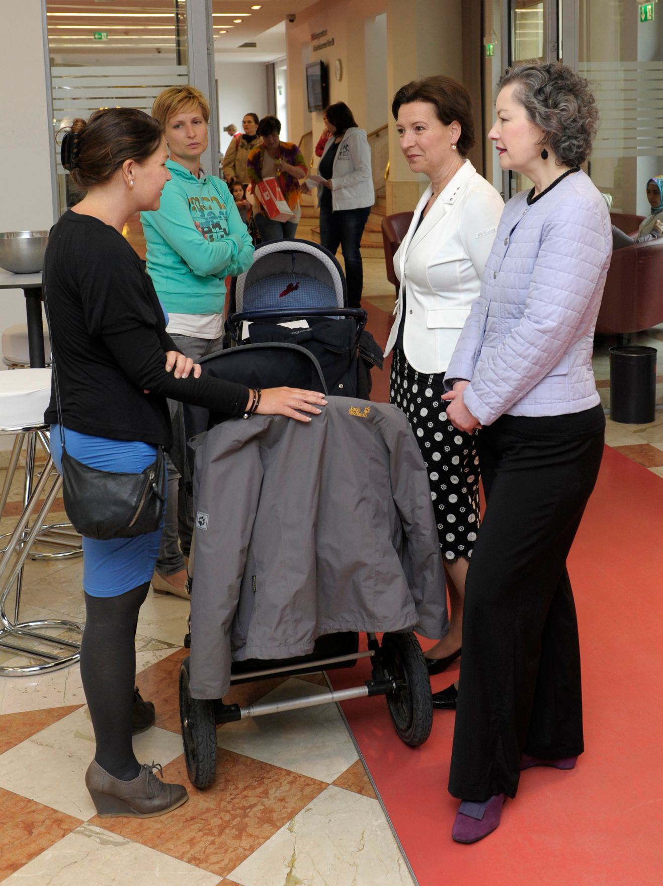 Am 23. Mai 2013 besuchte Frauenministerin Gabriele Heinisch-Hosek (im Bild) die BBB &bdquo;Beruf-Baby-Bildung&ldquo; Messe der AK Wien.