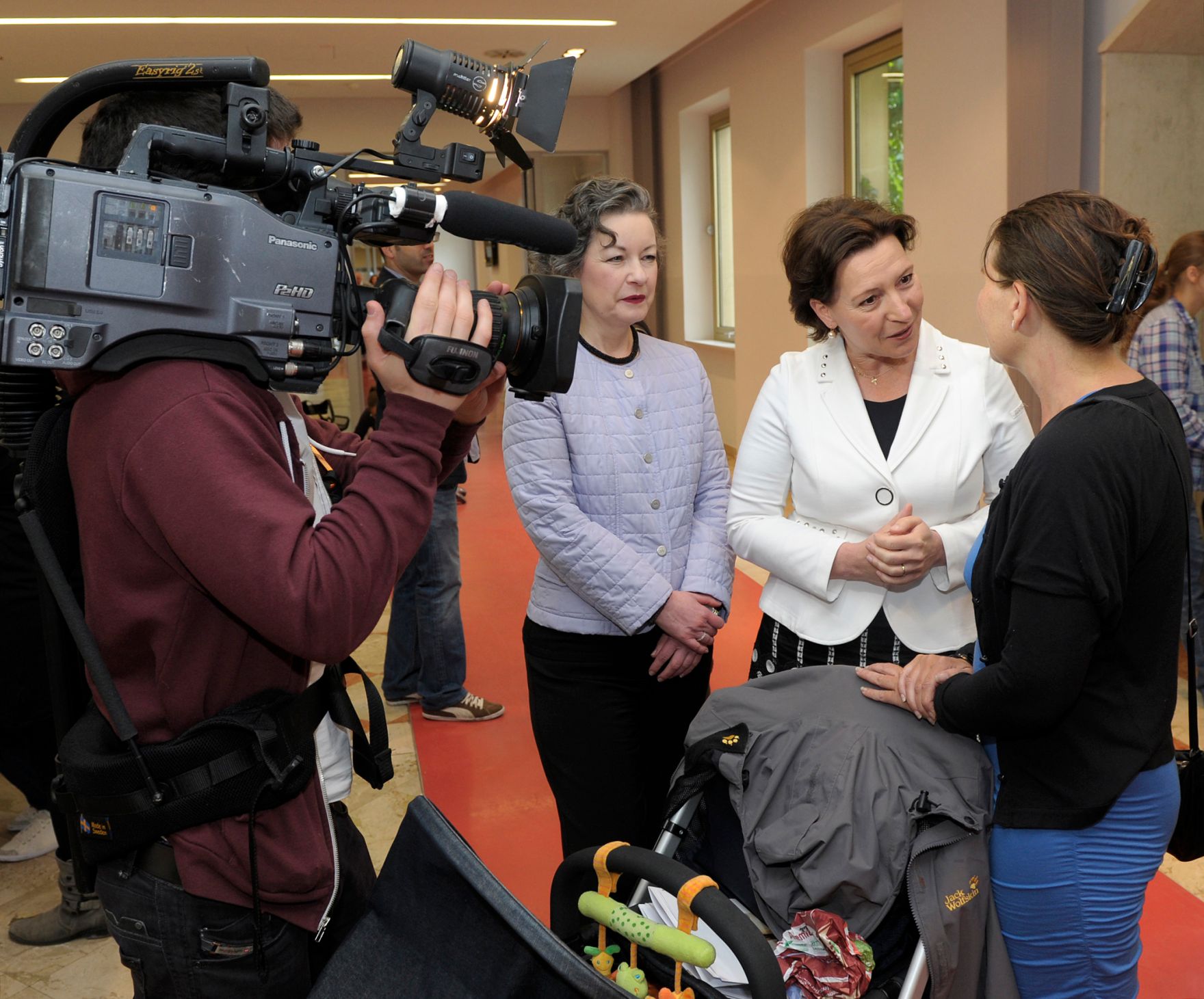 Am 23. Mai 2013 besuchte Frauenministerin Gabriele Heinisch-Hosek (im Bild) die BBB &bdquo;Beruf-Baby-Bildung&ldquo; Messe der AK Wien.