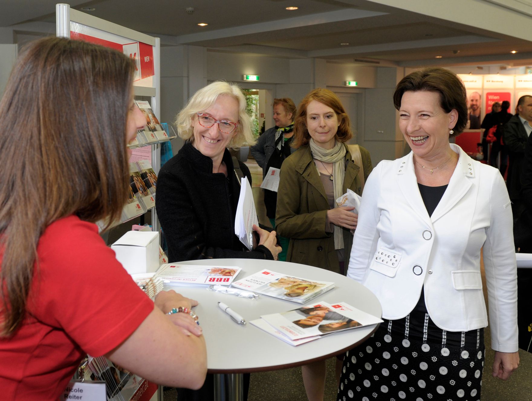 Am 23. Mai 2013 besuchte Frauenministerin Gabriele Heinisch-Hosek (r.) die BBB &bdquo;Beruf-Baby-Bildung&ldquo; Messe der AK Wien.