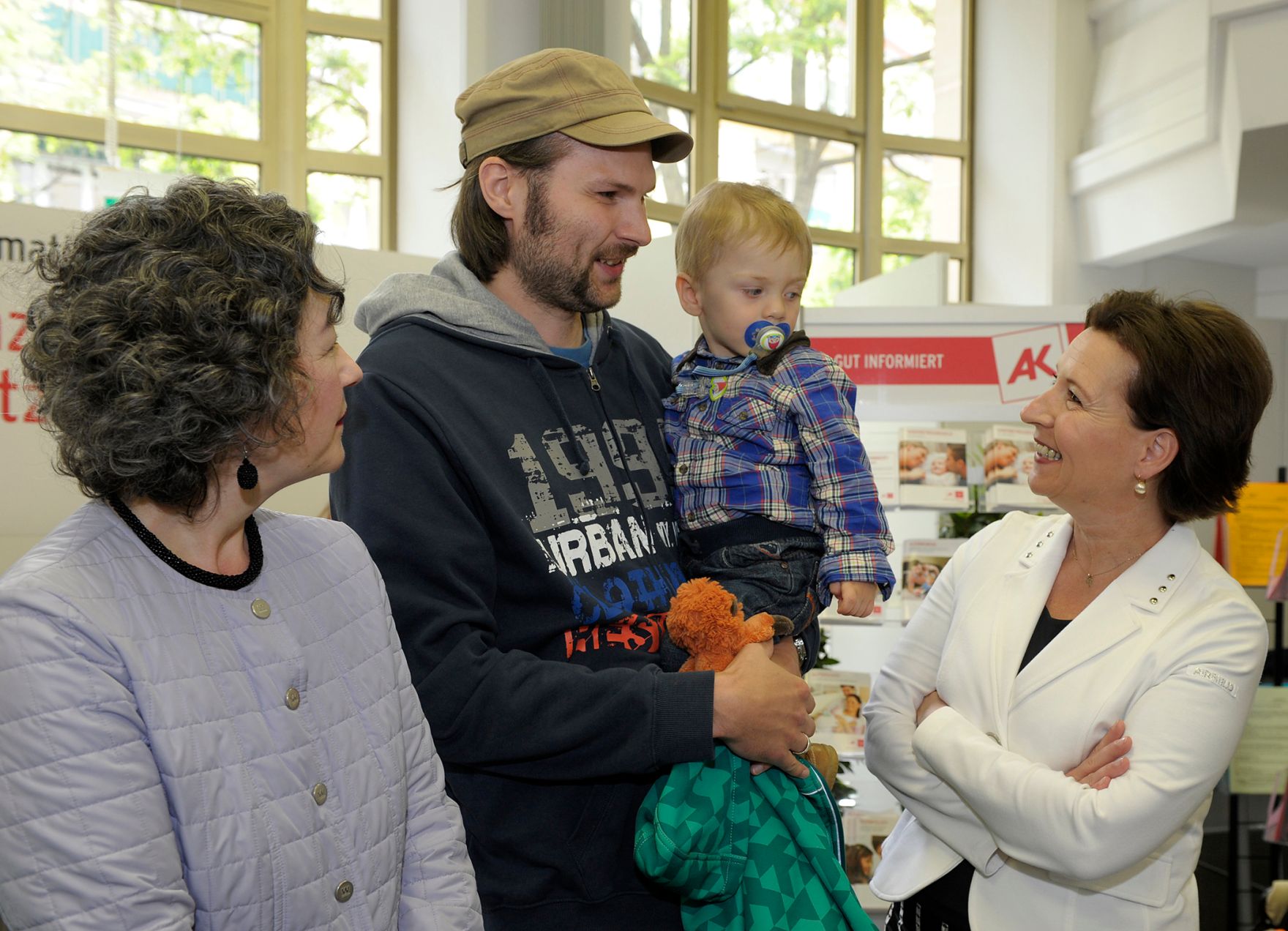 Am 23. Mai 2013 besuchte Frauenministerin Gabriele Heinisch-Hosek (im Bild) die BBB &bdquo;Beruf-Baby-Bildung&ldquo; Messe der AK Wien. Im Bild mit der AK-Vizepr&auml;sidentin Dwora Stein (l.).