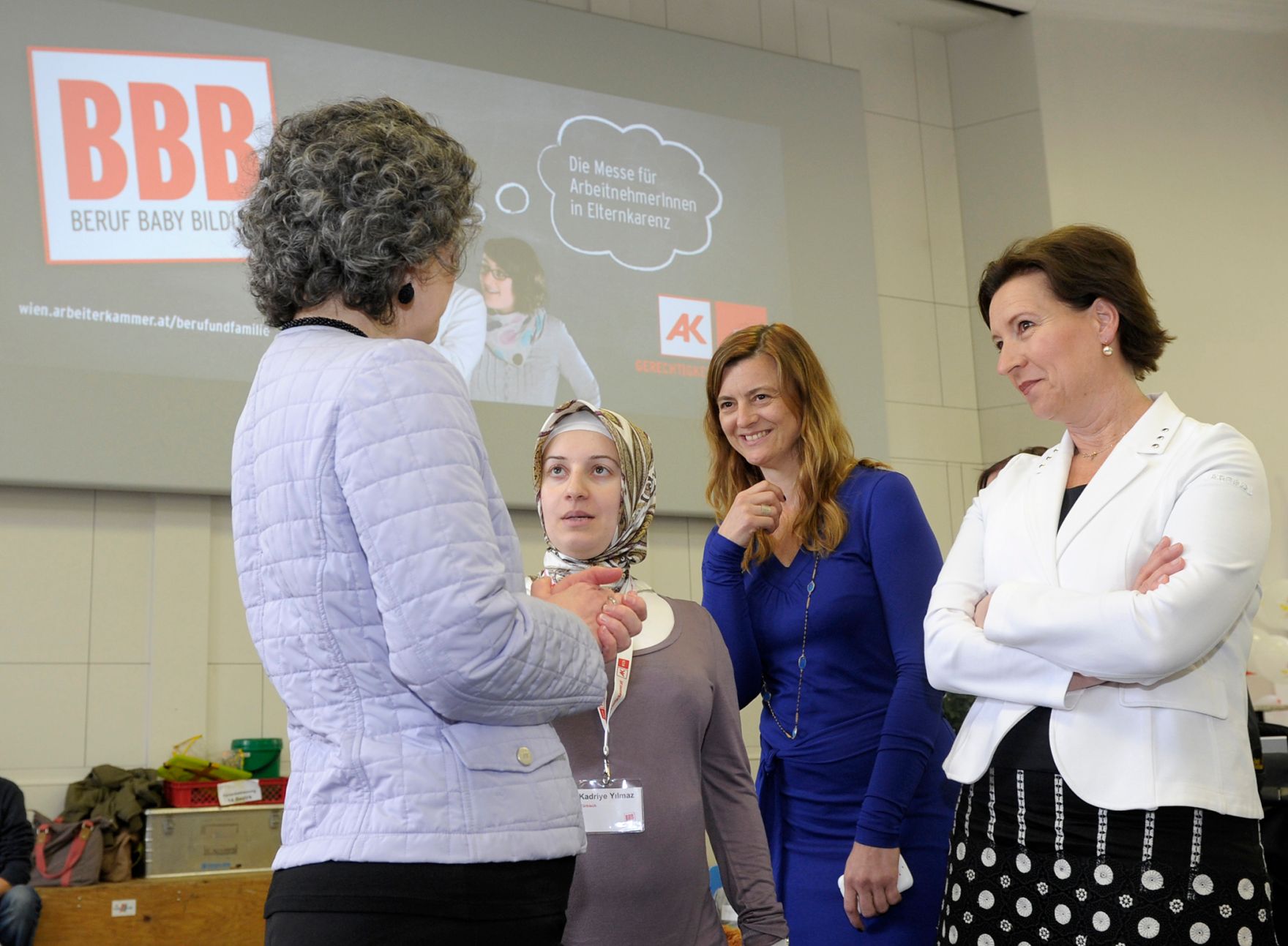 Am 23. Mai 2013 besuchte Frauenministerin Gabriele Heinisch-Hosek (r.) die BBB &bdquo;Beruf-Baby-Bildung&ldquo; Messe der AK Wien.