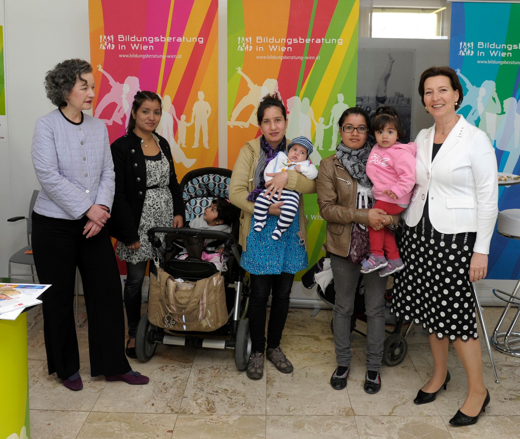 Am 23. Mai 2013 besuchte Frauenministerin Gabriele Heinisch-Hosek (r.) die BBB &bdquo;Beruf-Baby-Bildung&ldquo; Messe der AK Wien. Im Bild mit der AK-Vizepr&auml;sidentin Dwora Stein (l.).