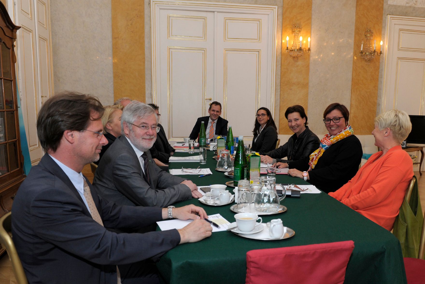 Am 27. Mai 2013 empfing Frauenministerin Gabriele Heinisch-Hosek (3.v.r.) Spitzenvertreter der Sozialpartner in ihrem B&uuml;ro.