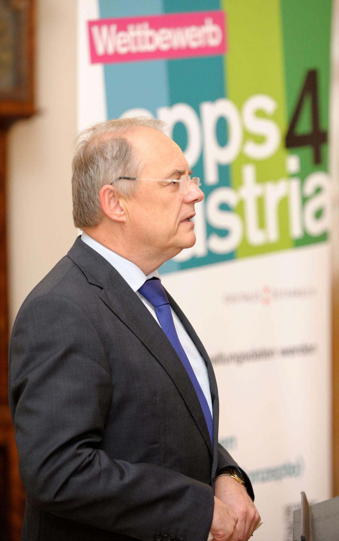 Am 6. Juni 2013 &uuml;berreichte Frauenministerin Gabriele Heinisch-Hosek Urkunden an die Preistr&auml;gerinnen und Preistr&auml;ger des "apps4austria" Wettbewerbs. Im Bild Sektionschef Manfred Matzka bei der Begr&uuml;&szlig;ung.