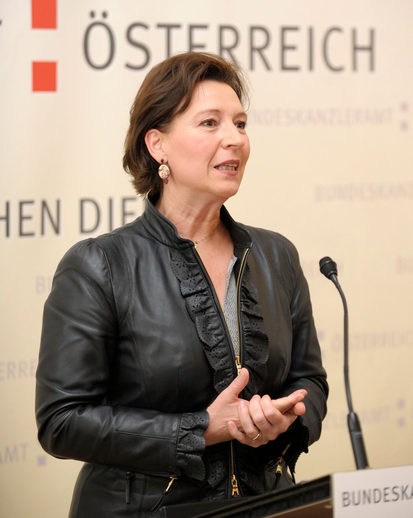 Am 6. Juni 2013 &uuml;berreichte Frauenministerin Gabriele Heinisch-Hosek (im Bild) Urkunden an die Preistr&auml;gerinnen und Preistr&auml;ger des "apps4austria" Wettbewerbs.