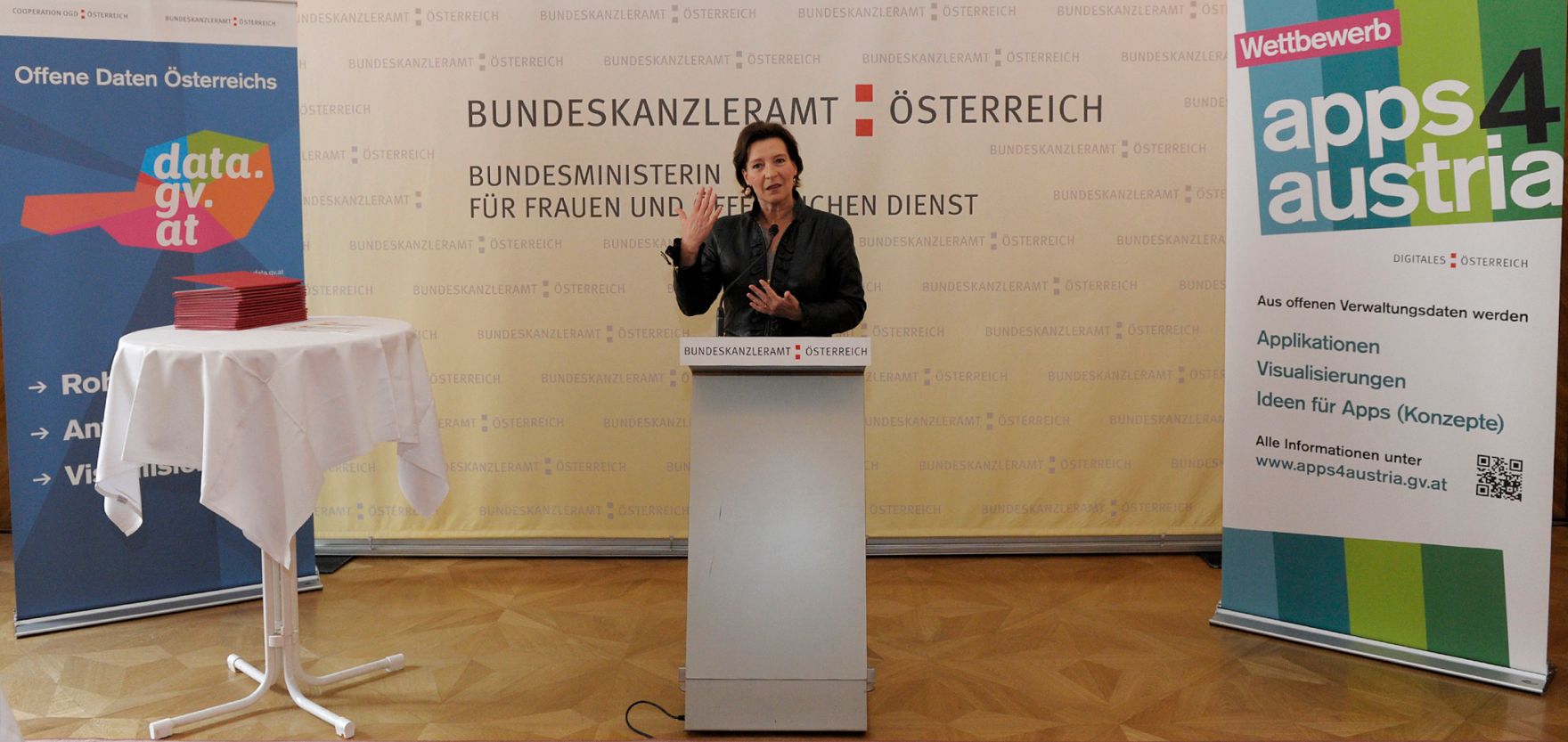 Am 6. Juni 2013 &uuml;berreichte Frauenministerin Gabriele Heinisch-Hosek (im Bild) Urkunden an die Preistr&auml;gerinnen und Preistr&auml;ger des "apps4austria" Wettbewerbs.