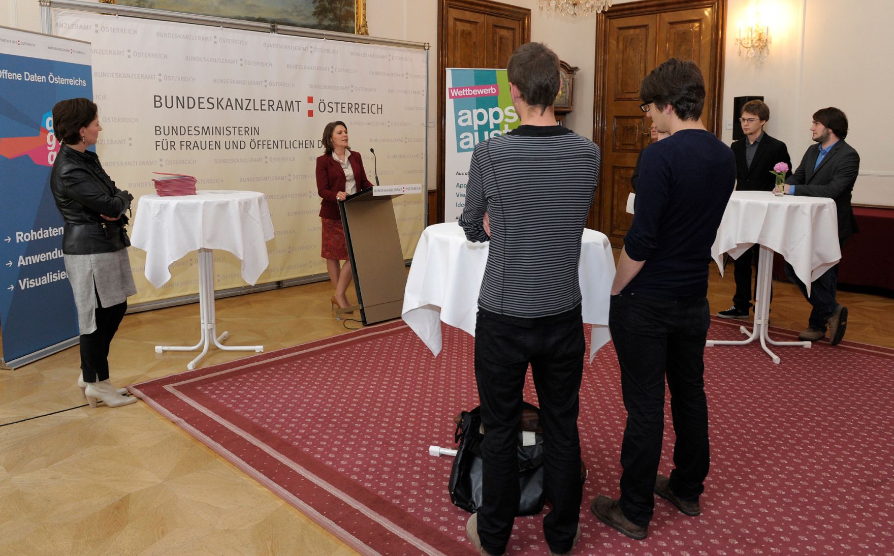 Am 6. Juni 2013 &uuml;berreichte Frauenministerin Gabriele Heinisch-Hosek (im Bild) Urkunden an die Preistr&auml;gerinnen und Preistr&auml;ger des "apps4austria" Wettbewerbs.