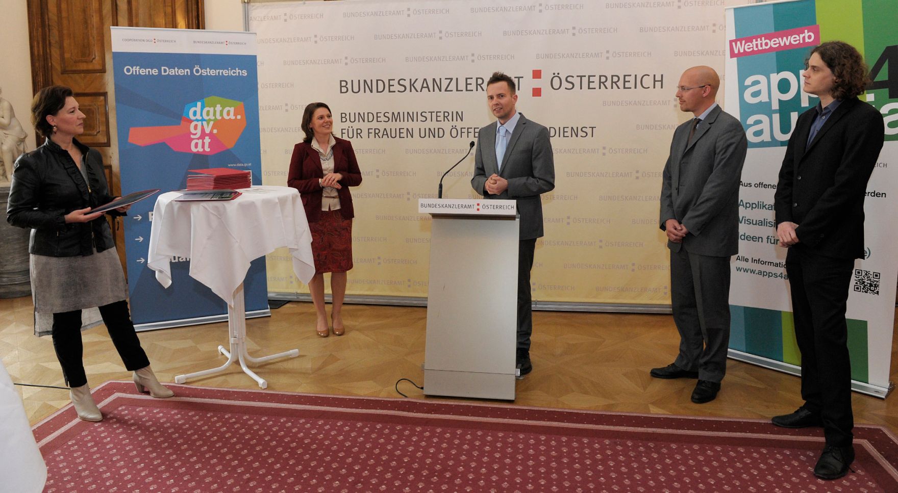 Am 6. Juni 2013 &uuml;berreichte Frauenministerin Gabriele Heinisch-Hosek (im Bild) Urkunden an die Preistr&auml;gerinnen und Preistr&auml;ger des "apps4austria" Wettbewerbs.