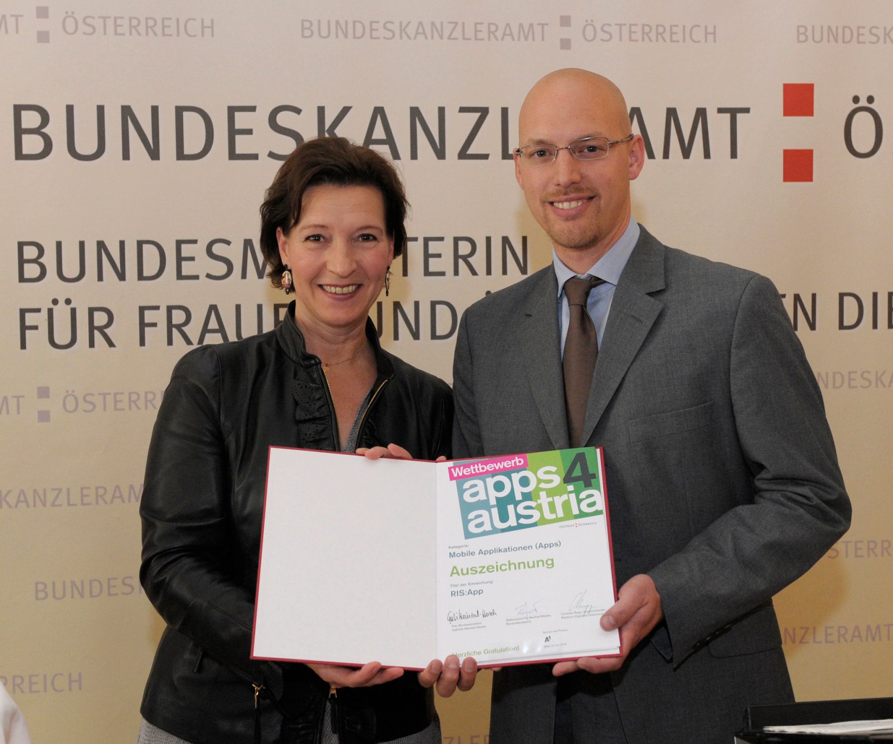 Am 6. Juni 2013 &uuml;berreichte Frauenministerin Gabriele Heinisch-Hosek (im Bild) Urkunden an die Preistr&auml;gerinnen und Preistr&auml;ger des "apps4austria" Wettbewerbs.