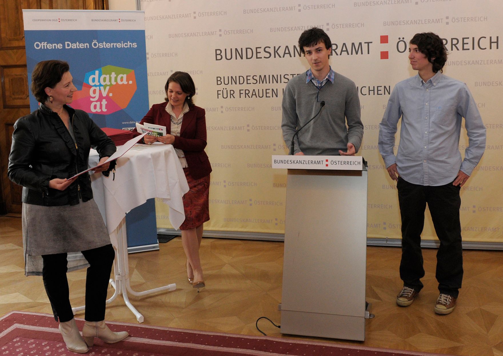 Am 6. Juni 2013 &uuml;berreichte Frauenministerin Gabriele Heinisch-Hosek (im Bild) Urkunden an die Preistr&auml;gerinnen und Preistr&auml;ger des "apps4austria" Wettbewerbs.