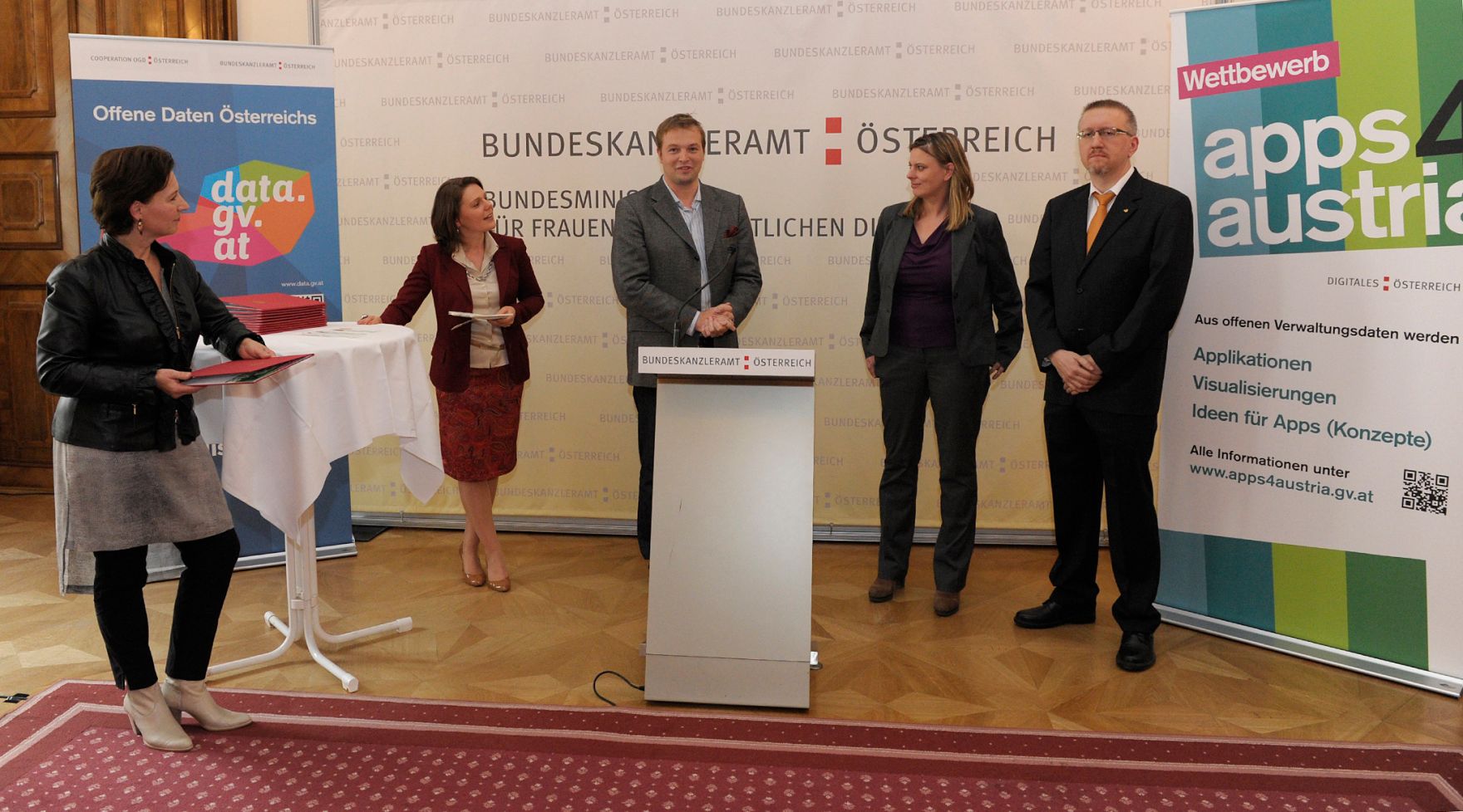 Am 6. Juni 2013 &uuml;berreichte Frauenministerin Gabriele Heinisch-Hosek (im Bild) Urkunden an die Preistr&auml;gerinnen und Preistr&auml;ger des "apps4austria" Wettbewerbs.