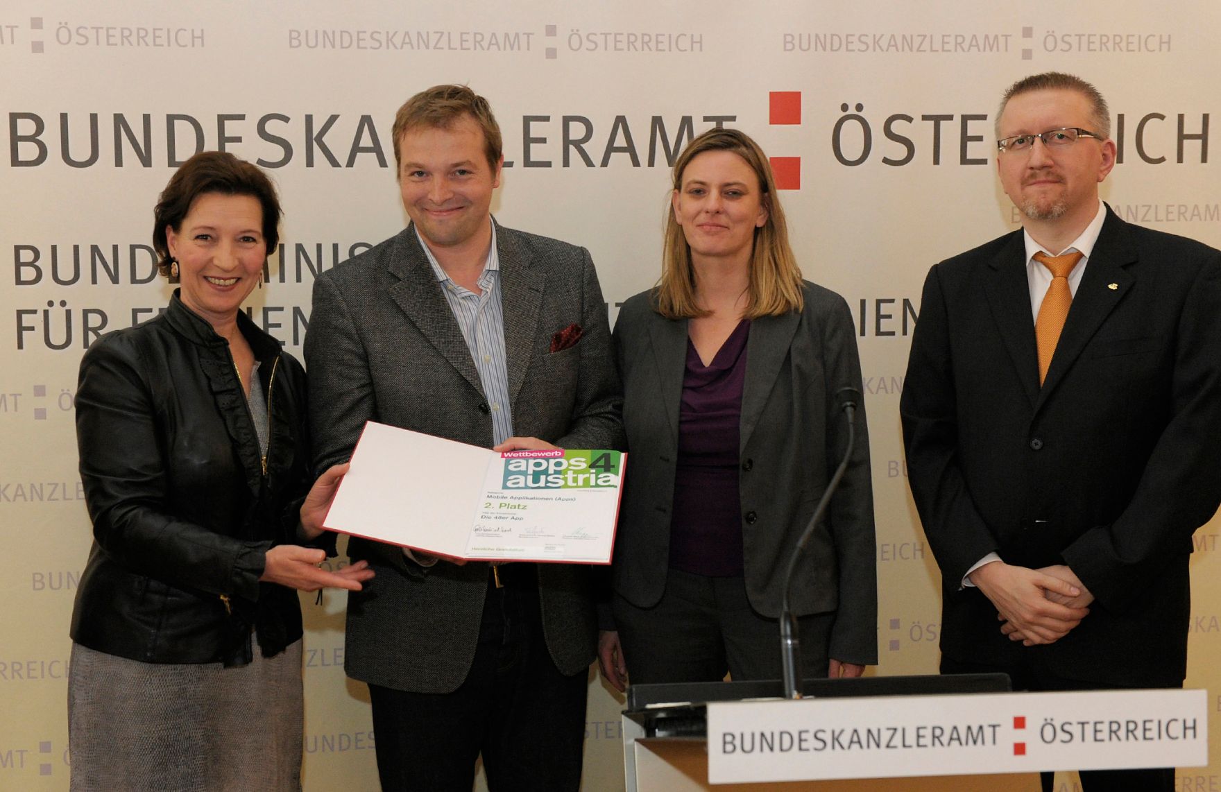 Am 6. Juni 2013 &uuml;berreichte Frauenministerin Gabriele Heinisch-Hosek (im Bild) Urkunden an die Preistr&auml;gerinnen und Preistr&auml;ger des "apps4austria" Wettbewerbs.