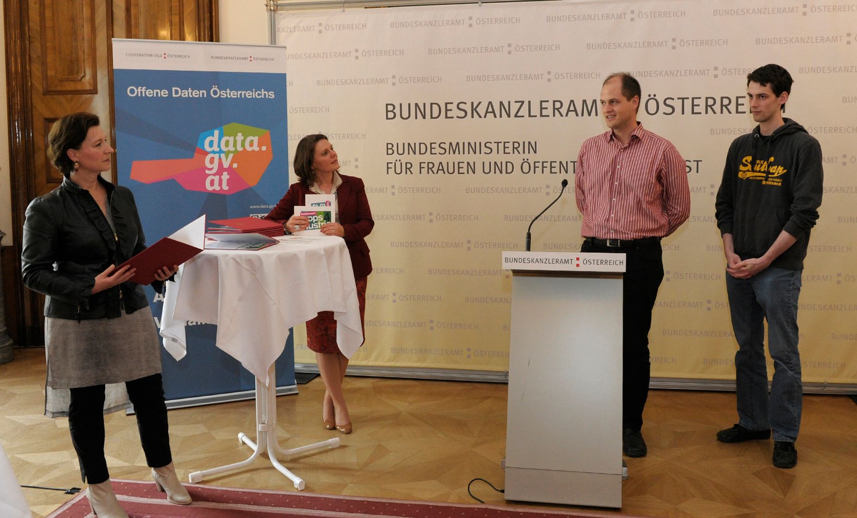 Am 6. Juni 2013 &uuml;berreichte Frauenministerin Gabriele Heinisch-Hosek (im Bild) Urkunden an die Preistr&auml;gerinnen und Preistr&auml;ger des "apps4austria" Wettbewerbs.