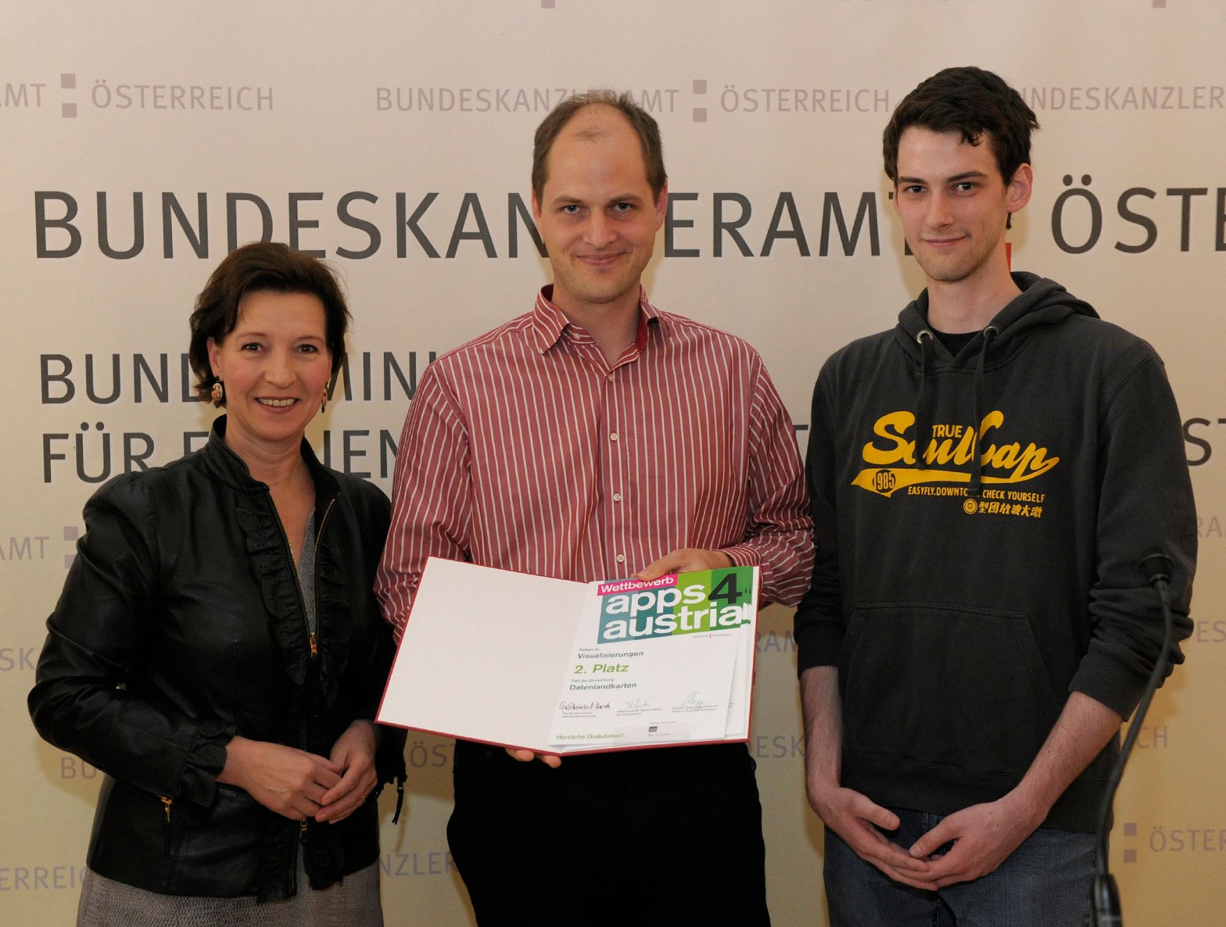 Am 6. Juni 2013 &uuml;berreichte Frauenministerin Gabriele Heinisch-Hosek (im Bild) Urkunden an die Preistr&auml;gerinnen und Preistr&auml;ger des "apps4austria" Wettbewerbs.