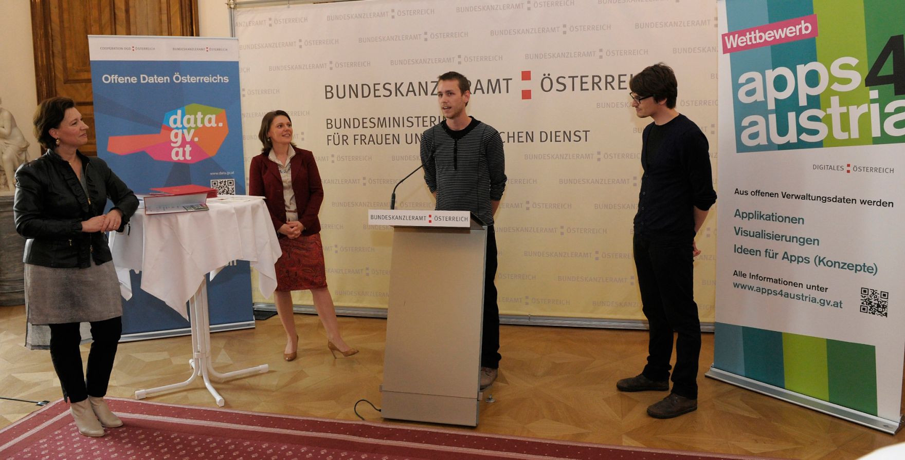 Am 6. Juni 2013 &uuml;berreichte Frauenministerin Gabriele Heinisch-Hosek (im Bild) Urkunden an die Preistr&auml;gerinnen und Preistr&auml;ger des "apps4austria" Wettbewerbs.